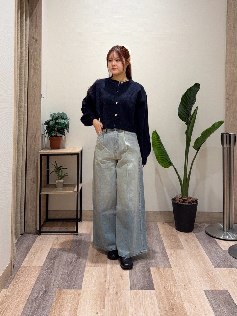 ブルー系のその他パンツ、ブルー系のカーディガン/ボレロ、ブラック系のブーツを着用したレディースの冬コーディネートの2枚目の写真