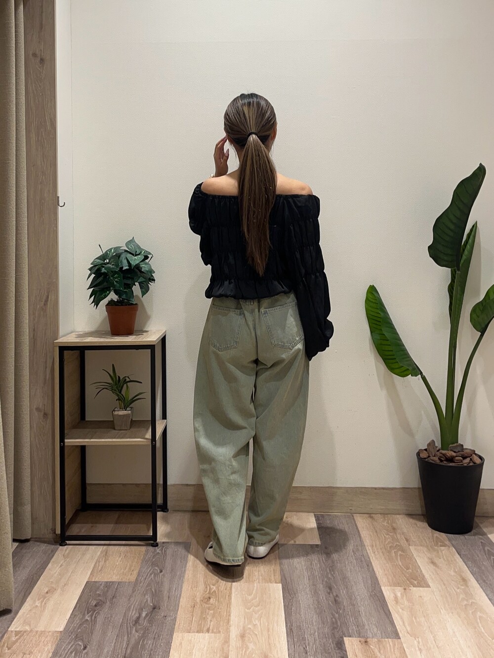 ホワイト系のパンプス、ブルー系のデニムパンツ、ブラック系のシャツ/ブラウスを着用したレディースの秋コーディネートの4枚目の写真