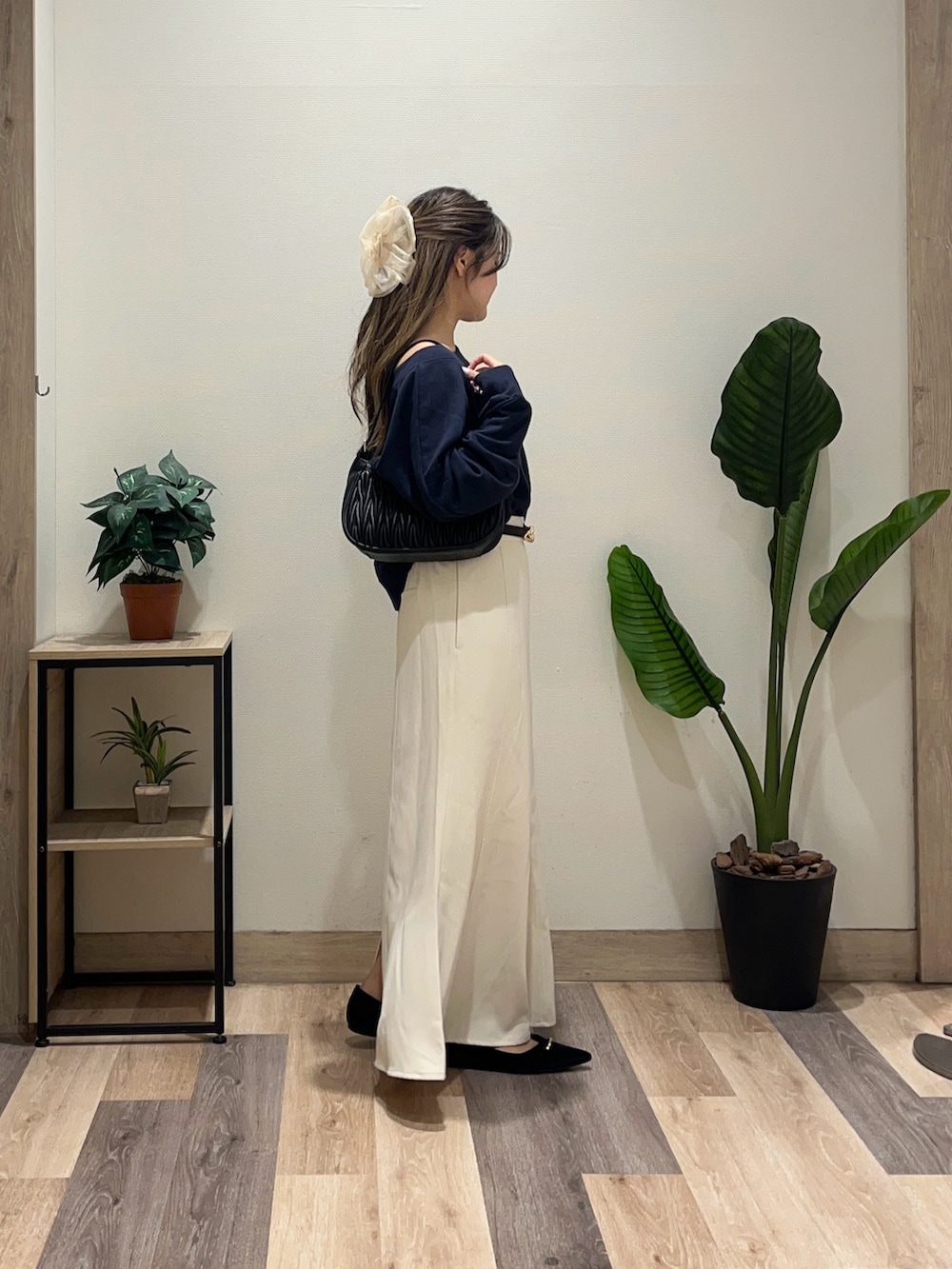 ホワイト系のスカート、ブラック系のパンプス、ブルー系のTシャツ/カットソーを着用したレディースの秋コーディネートの3枚目の写真