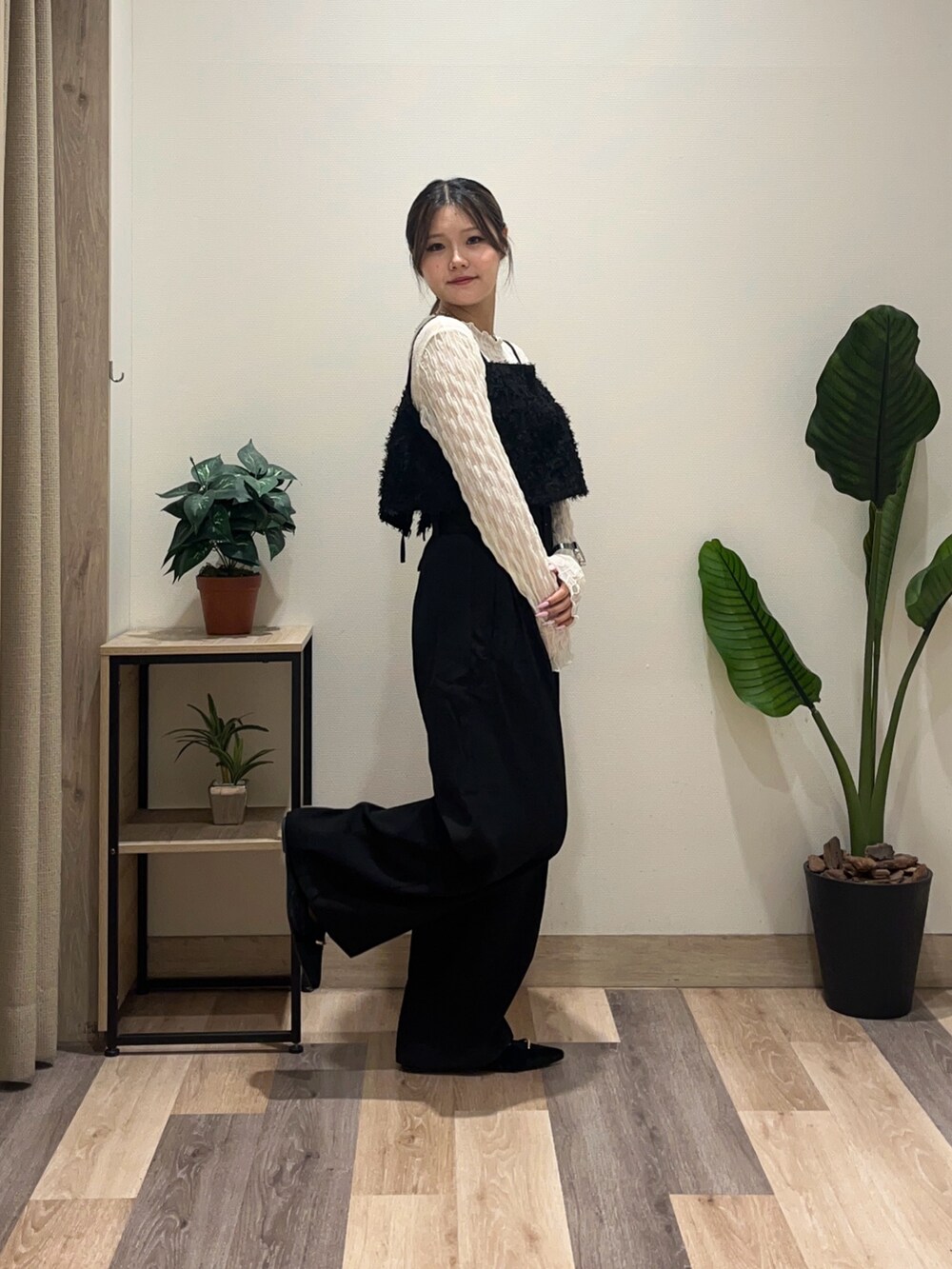 ブラック系のスラックス、ブラック系のパンプス、ホワイト系のTシャツ/カットソーを着用したレディースの秋コーディネートの3枚目の写真