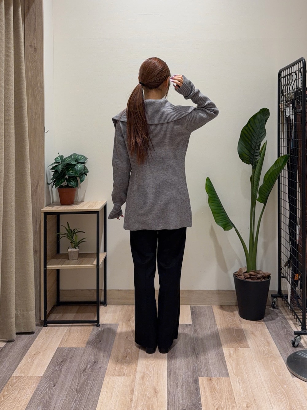 ブラック系のその他パンツ、グレー系のカーディガン/ボレロ、ブラック系のベルトを着用したレディースの冬コーディネートの4枚目の写真