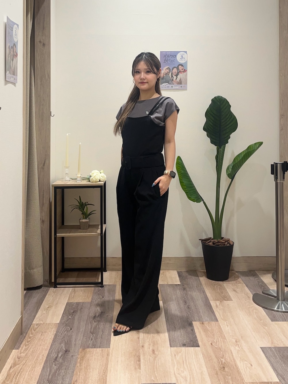 ブラック系のつなぎ/オールインワン、グレー系のTシャツ/カットソーを着用したレディースの秋コーディネートの4枚目の写真