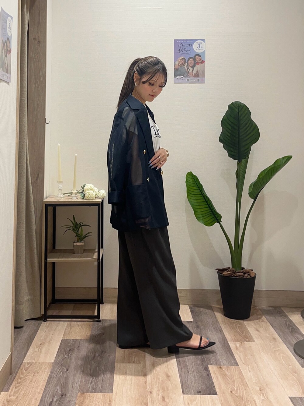 グレー系のスラックス、ブルー系のテーラードジャケット、ブラック系のベルトを着用したレディースの夏コーディネートの2枚目の写真
