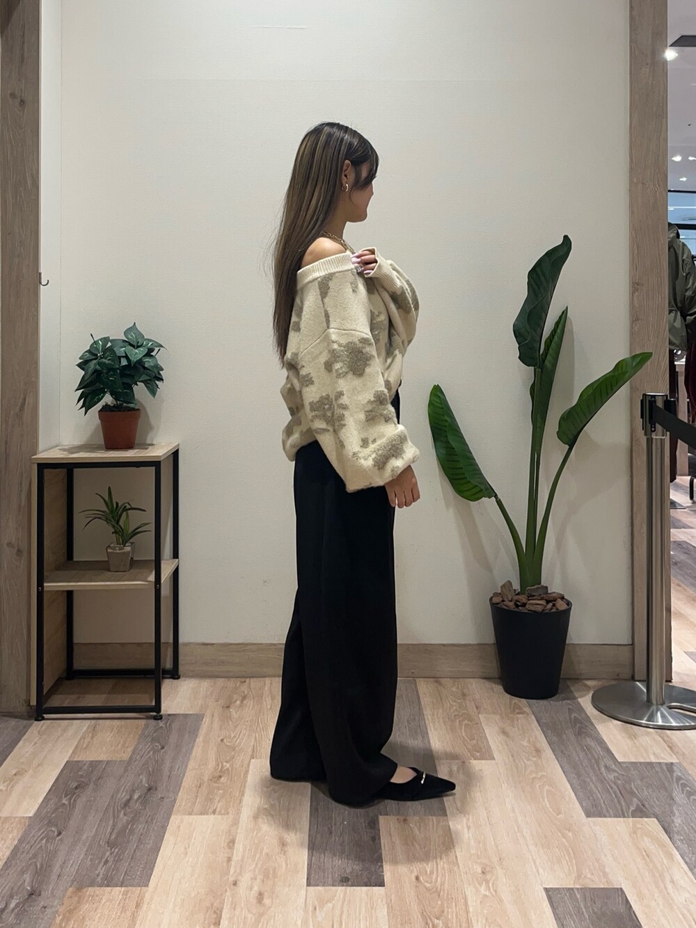 ホワイト系のニット/セーター、ブラック系のその他パンツ、ブラック系のパンプスを着用したレディースの秋コーディネートの2枚目の写真