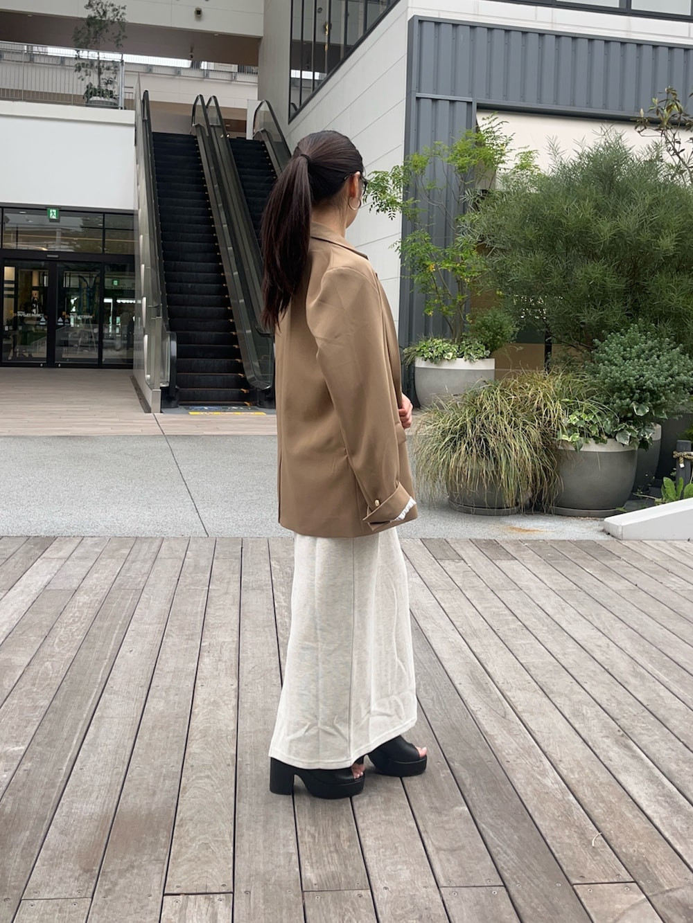 「お出かけコーデ、低身長コーデ、ワンピース、メガネ女子、きれいめカジュアル、厚底サンダル、大人女子、夏コーデ、ロングワンピース、きれいめコーディネート、低身長女子」｜「Thevonのホルターネックカップ付きナローキャミワンピース（ワンピース、グレー系）」を使った、saraさん（骨格ウェーブ・レディース・154cm）の春コーディネートの3枚目の写真