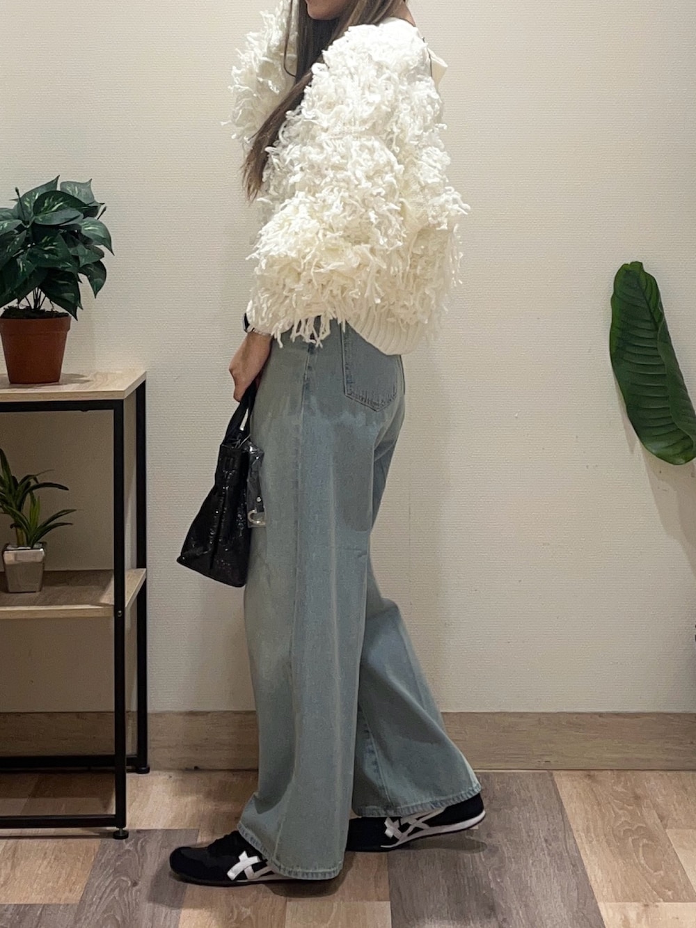 ブルー系のその他パンツ、ホワイト系のカーディガン/ボレロを着用したレディースの秋コーディネートの5枚目の写真