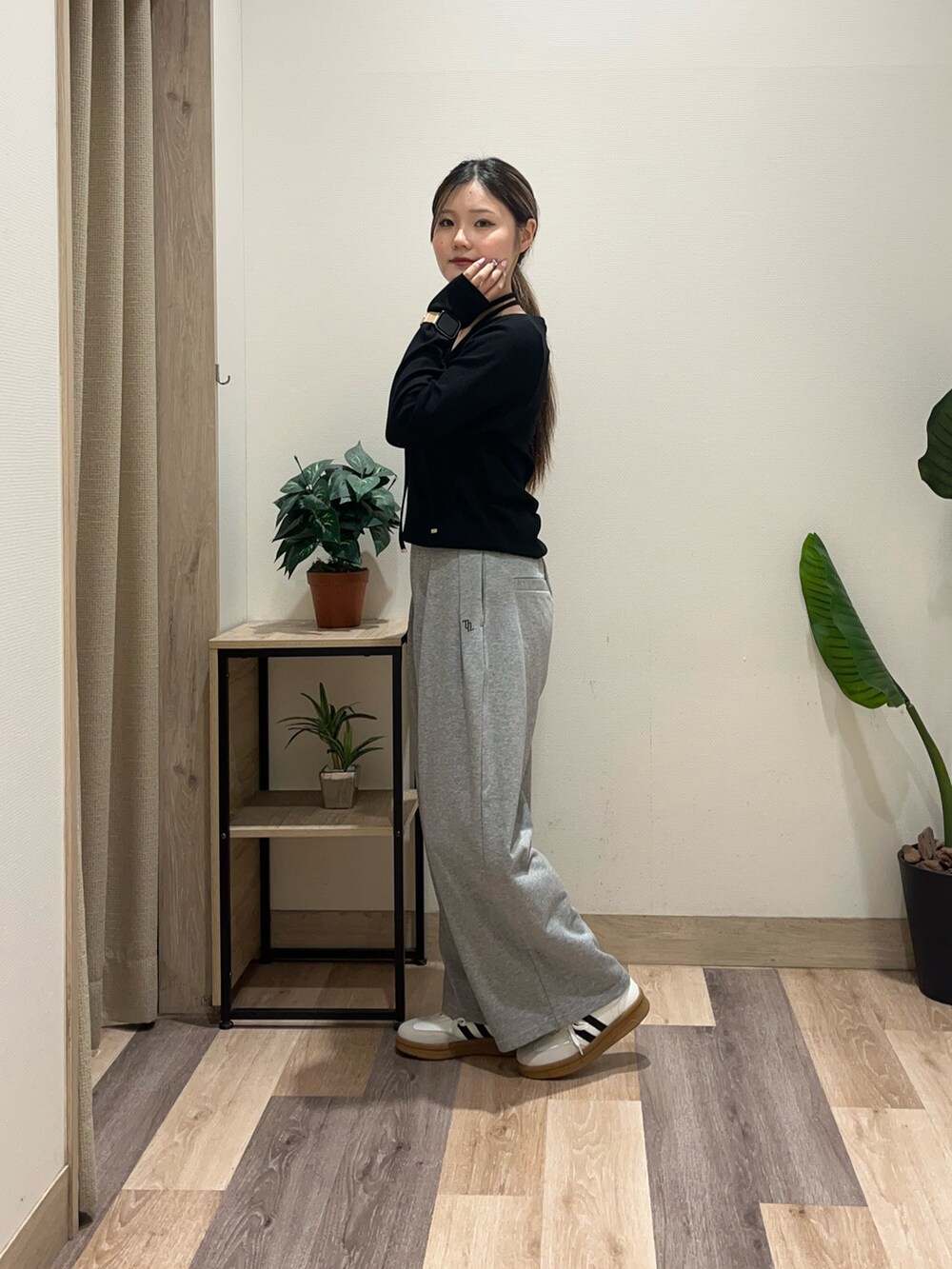 ブラック系のTシャツ/カットソー、グレー系のその他パンツを着用したレディースの秋コーディネートの4枚目の写真