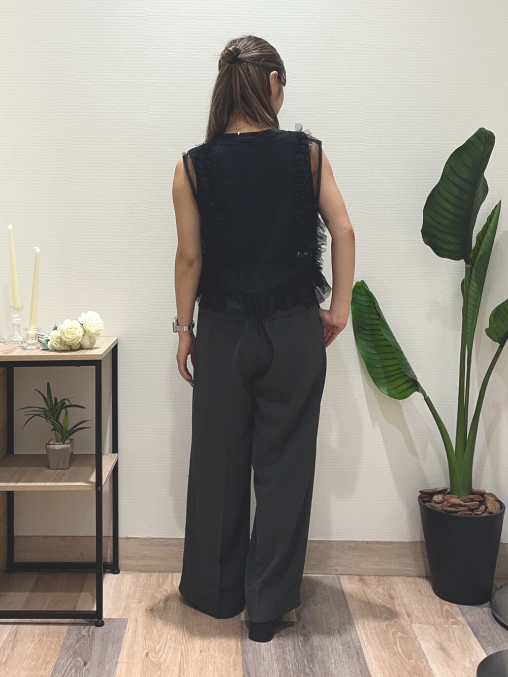 グレー系のスラックス、ブラック系のTシャツ/カットソー、ブラック系のベルトを着用したレディースの夏コーディネートの4枚目の写真