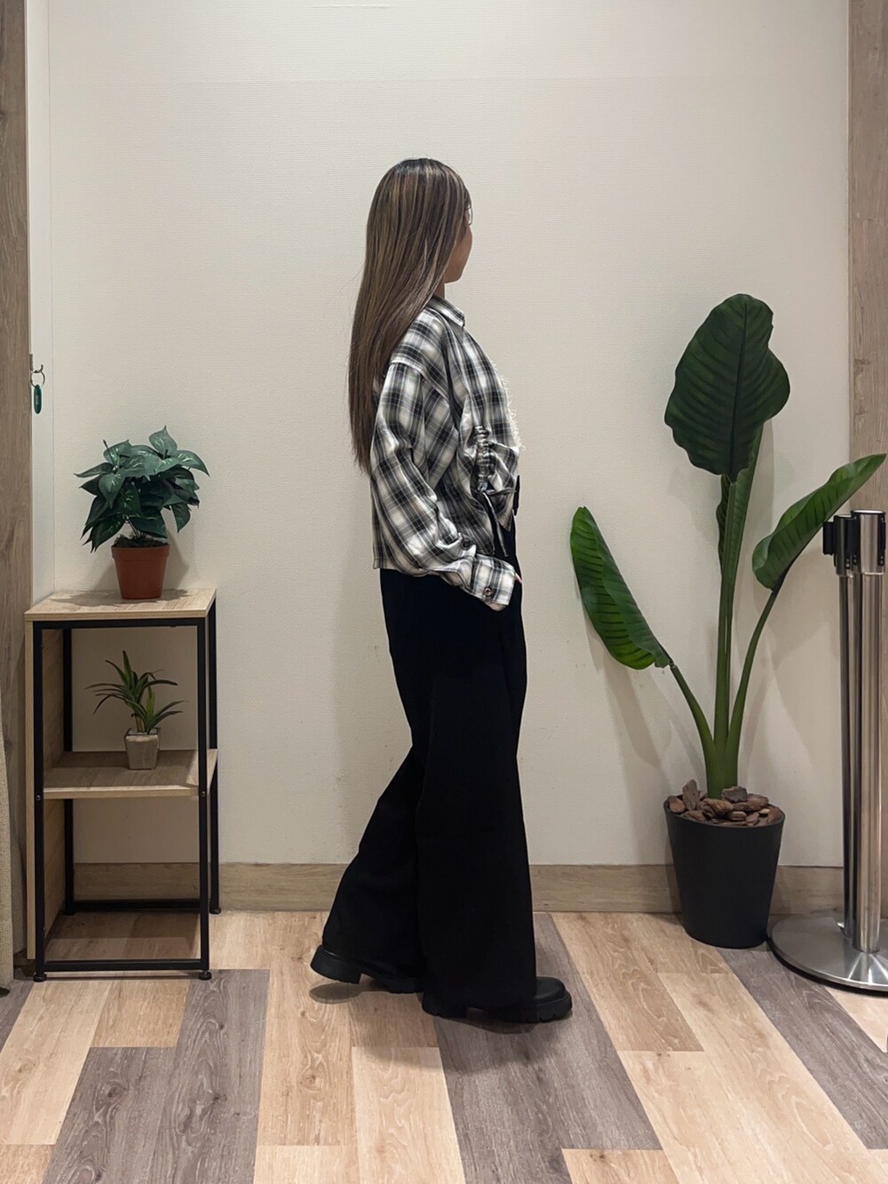 ブラック系のスラックス、ブラック系のシャツ/ブラウス、ホワイト系のニット/セーターを着用したレディースの秋コーディネートの2枚目の写真