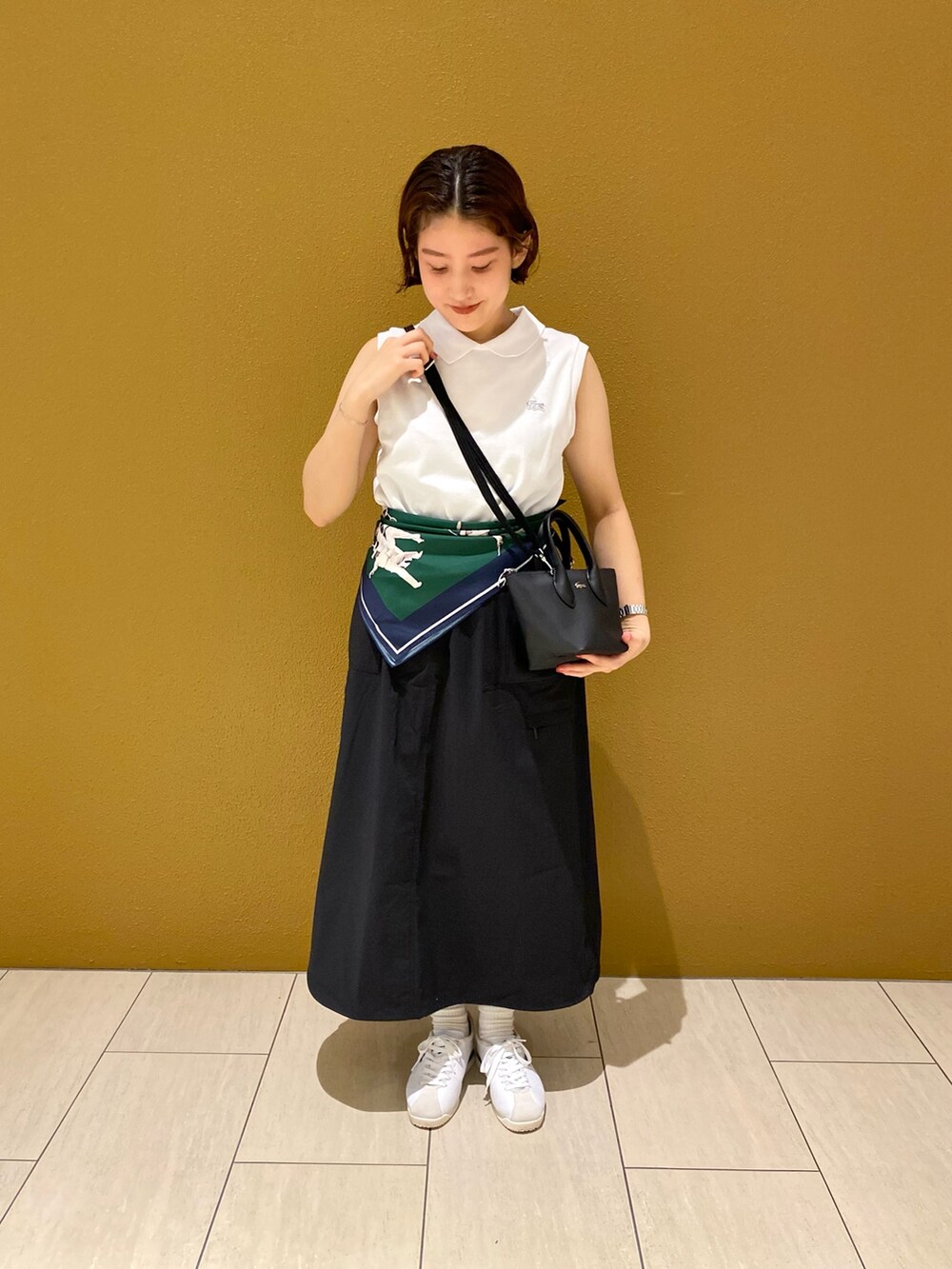 「ポロシャツ、25SS、ラコステ、スカーフ、ノースリーブ」｜「LACOSTEのドローストリング入り バルーンスカート（スカート、ブラック系）」を使った、saeさん（レディース・153cm）の春コーディネートの4枚目の写真