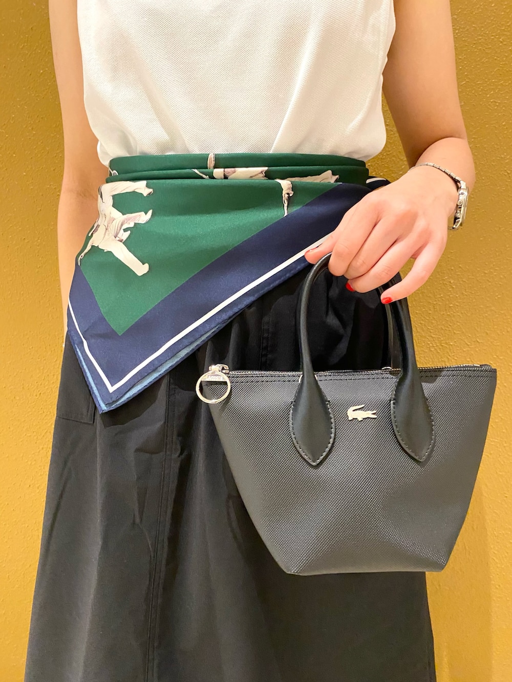 「ポロシャツ、25SS、ラコステ、スカーフ、ノースリーブ」｜「LACOSTEのドローストリング入り バルーンスカート（スカート、ブラック系）」を使った、saeさん（レディース・153cm）の春コーディネートの8枚目の写真