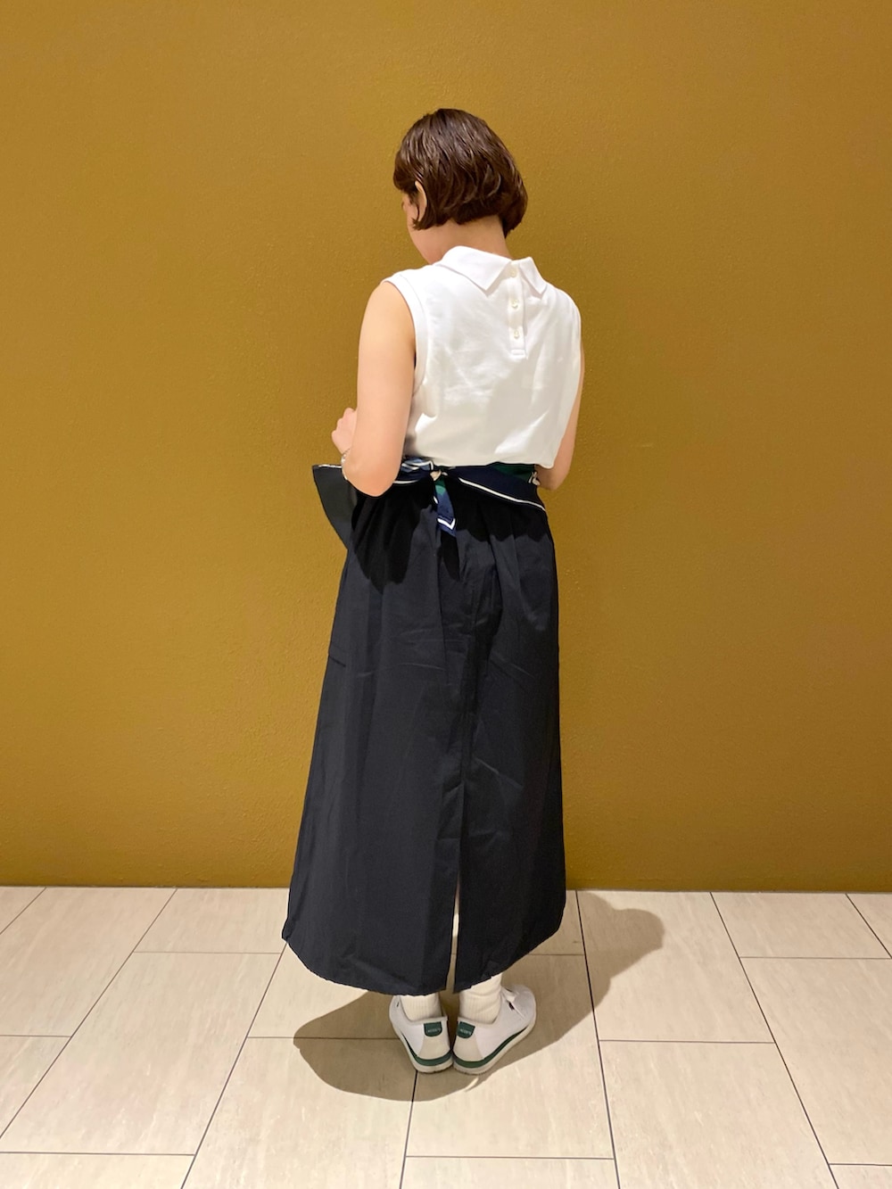 「ポロシャツ、25SS、ラコステ、スカーフ、ノースリーブ」｜「LACOSTEのドローストリング入り バルーンスカート（スカート、ブラック系）」を使った、saeさん（レディース・153cm）の春コーディネートの3枚目の写真