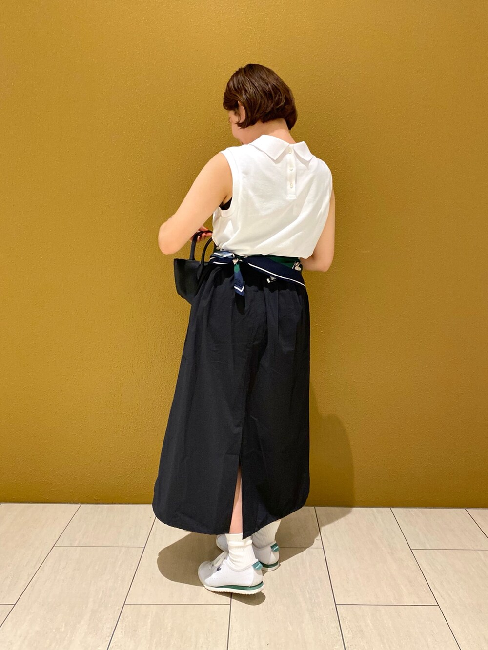 「ポロシャツ、25SS、ラコステ、スカーフ、ノースリーブ」｜「LACOSTEのドローストリング入り バルーンスカート（スカート、ブラック系）」を使った、saeさん（レディース・153cm）の春コーディネートの5枚目の写真