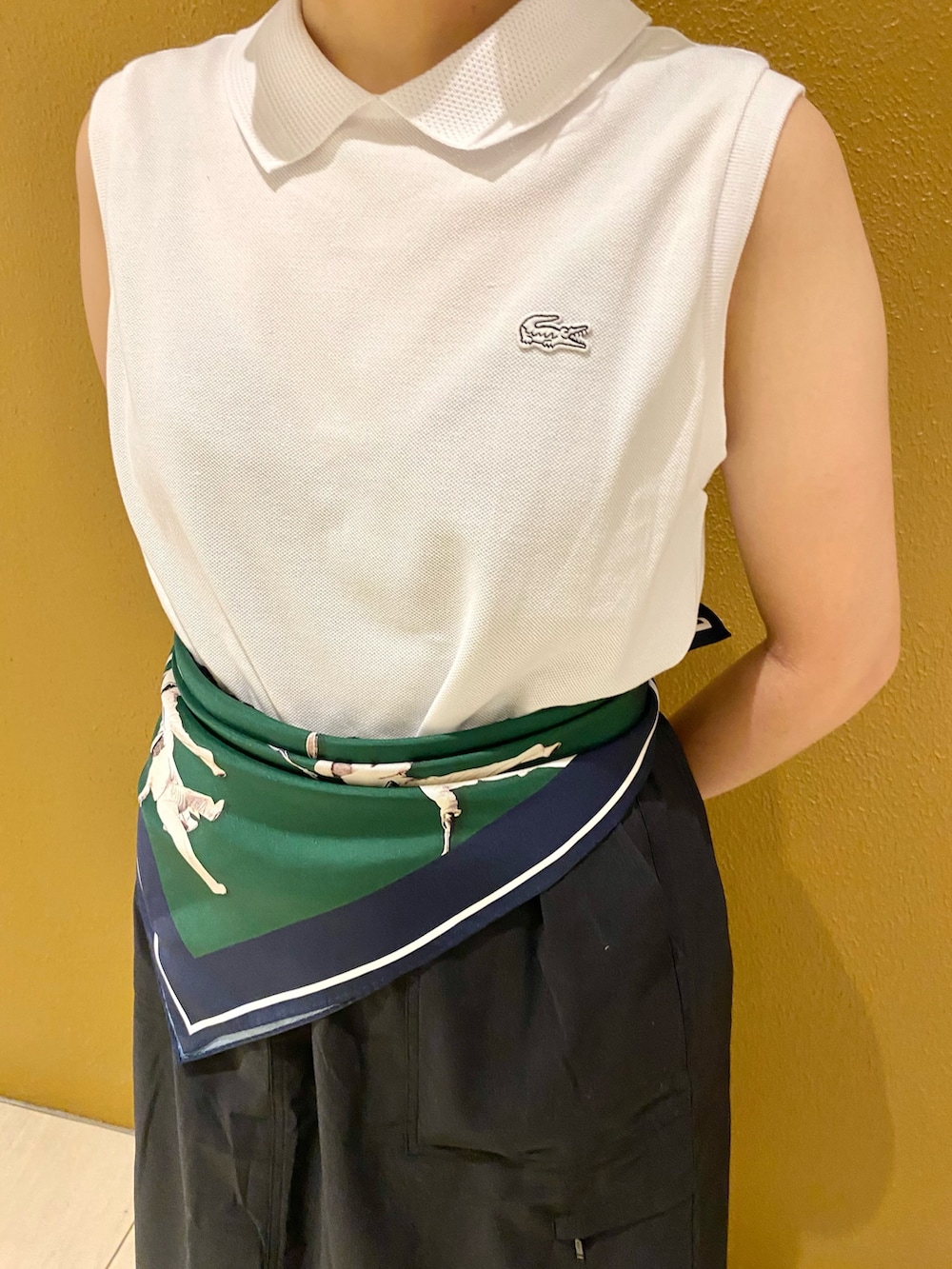「ポロシャツ、25SS、ラコステ、スカーフ、ノースリーブ」｜「LACOSTEのドローストリング入り バルーンスカート（スカート、ブラック系）」を使った、saeさん（レディース・153cm）の春コーディネートの7枚目の写真