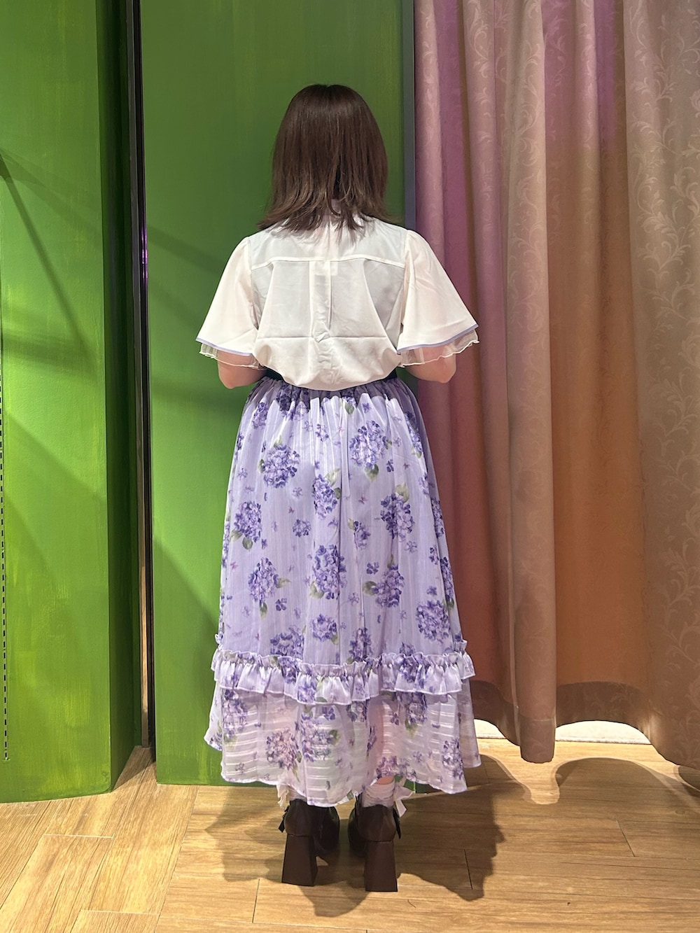 「お出かけコーデ、低身長コーデ、リボン、ロングスカート、axes femme、axes femme POETIQUE、おしゃれさんと繋がりたい、低身長女子、紫陽花、傘、スカート、スカートスタイル、ブラウス、ブラウスコーデ」｜「axes femmeの紫陽花柄シアーストライプスカート（スカート、パープル系）」を使った、あんじゅさん（骨格ストレート・レディース・145cm）の春コーディネートの3枚目の写真