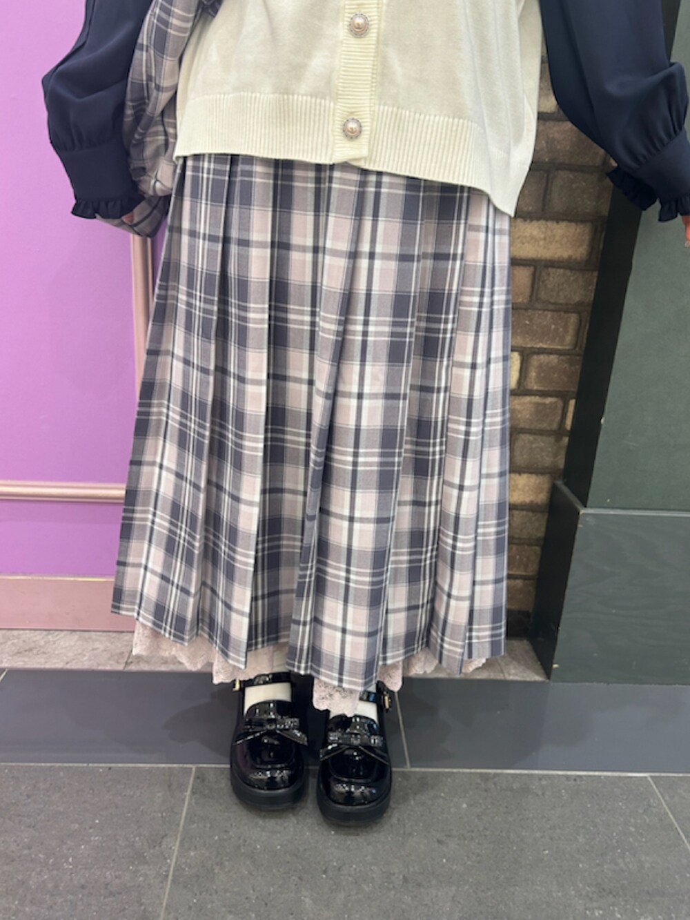 「春色、春めき満開コーデ、ローファー、axes femme、春服コーデ、大人ガーリー、お花見コーデ、パンプス、チェックスカート、チェック柄、チェック」｜「axes femmeのパール付リボンチェックベレー（ハンチング/ベレー帽、パープル系）」を使った、あんじゅさん（骨格ストレート・レディース・145cm）の春コーディネートの3枚目の写真