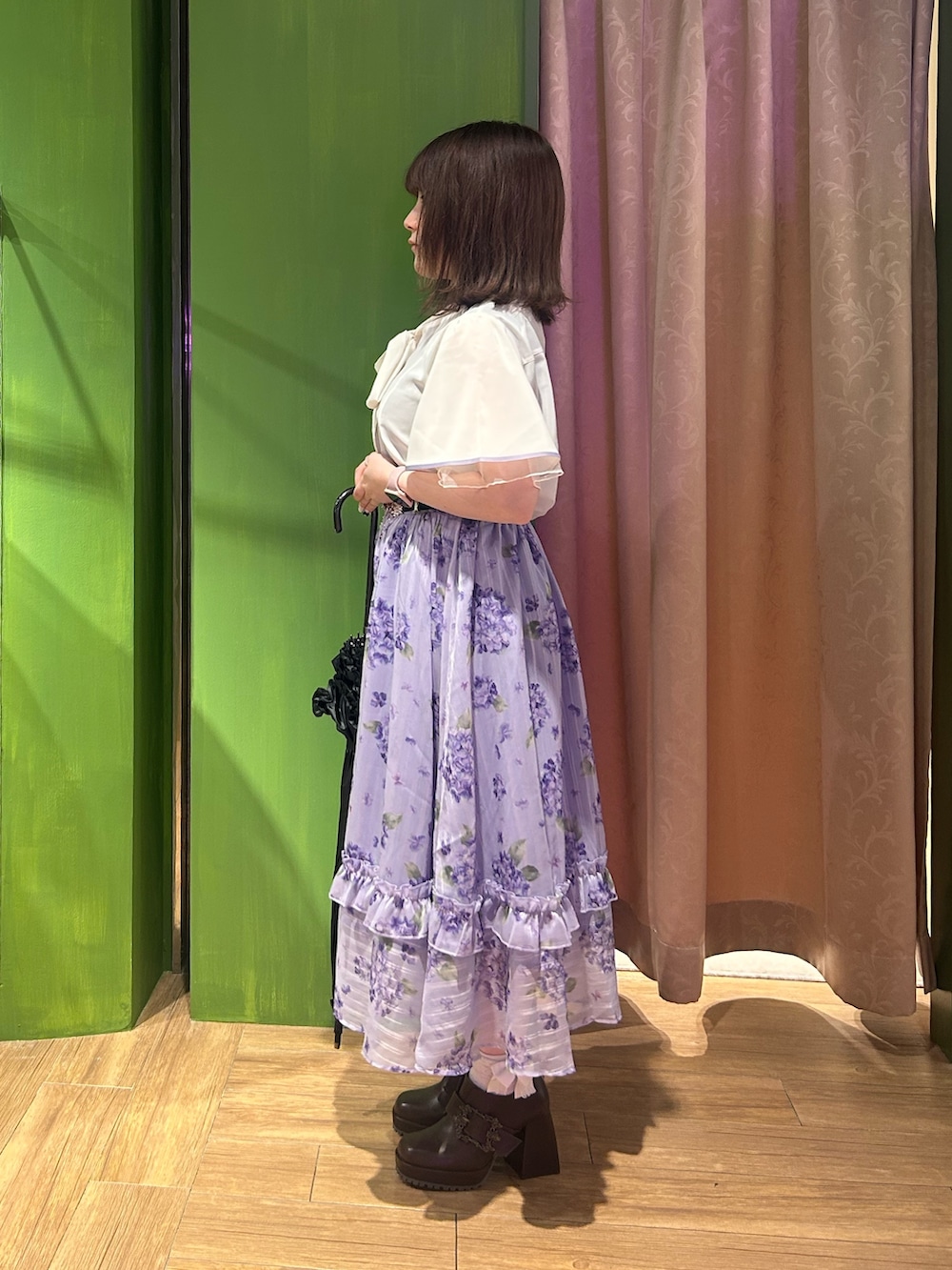 「お出かけコーデ、低身長コーデ、リボン、ロングスカート、axes femme、axes femme POETIQUE、おしゃれさんと繋がりたい、低身長女子、紫陽花、傘、スカート、スカートスタイル、ブラウス、ブラウスコーデ」｜「axes femmeの紫陽花柄シアーストライプスカート（スカート、パープル系）」を使った、あんじゅさん（骨格ストレート・レディース・145cm）の春コーディネートの2枚目の写真
