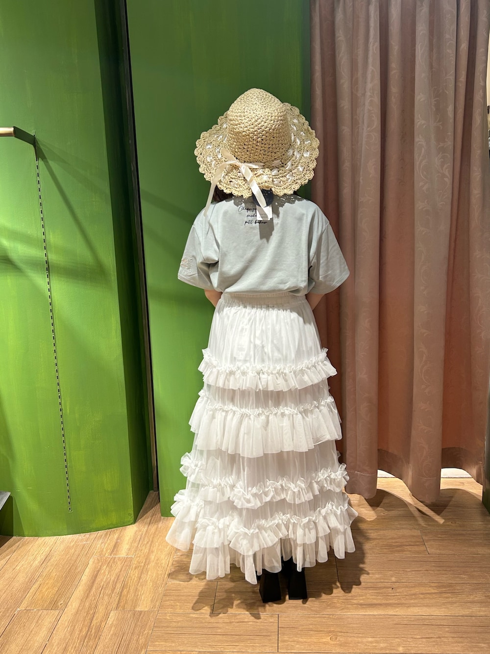 「アウトドアスタイル、axes femme、axes femme POETIQUE、春、大人かわいい、カジュアルコーデ、春服、夏ファッション、低身長女子、春カラー、スカートスタイル」｜「axes femmeのフリルチュールティアードスカート（スカート、ホワイト系）」を使った、あんじゅさん（骨格ストレート・レディース・145cm）の春コーディネートの2枚目の写真