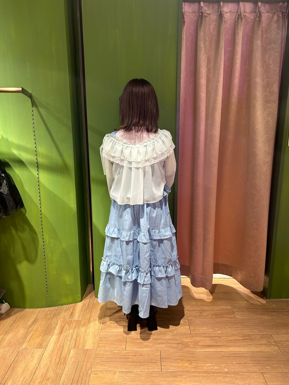 「axes femme、axes femme POETIQUE、おでかけコーデ、大人ガーリー、夏、低身長女子、おしゃれさんと繋がりたい、ブルーコーデ、ワンピース×デニム、シンプルコーデ、休日スタイル、デニム、シアートップス、お出かけコーデ、低身長コーデ」｜「axes femme POETIQUEのオフショルシフォンボレロ（カーディガン/ボレロ、グリーン系）」を使った、あんじゅさん（骨格ストレート・レディース・145cm）の春コーディネートの5枚目の写真