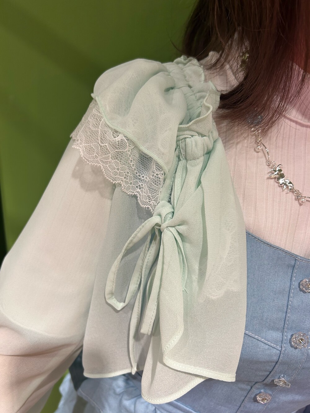 「axes femme、axes femme POETIQUE、おでかけコーデ、大人ガーリー、夏、低身長女子、おしゃれさんと繋がりたい、ブルーコーデ、ワンピース×デニム、シンプルコーデ、休日スタイル、デニム、シアートップス、お出かけコーデ、低身長コーデ」｜「axes femme POETIQUEのオフショルシフォンボレロ（カーディガン/ボレロ、グリーン系）」を使った、あんじゅさん（骨格ストレート・レディース・145cm）の春コーディネートの4枚目の写真