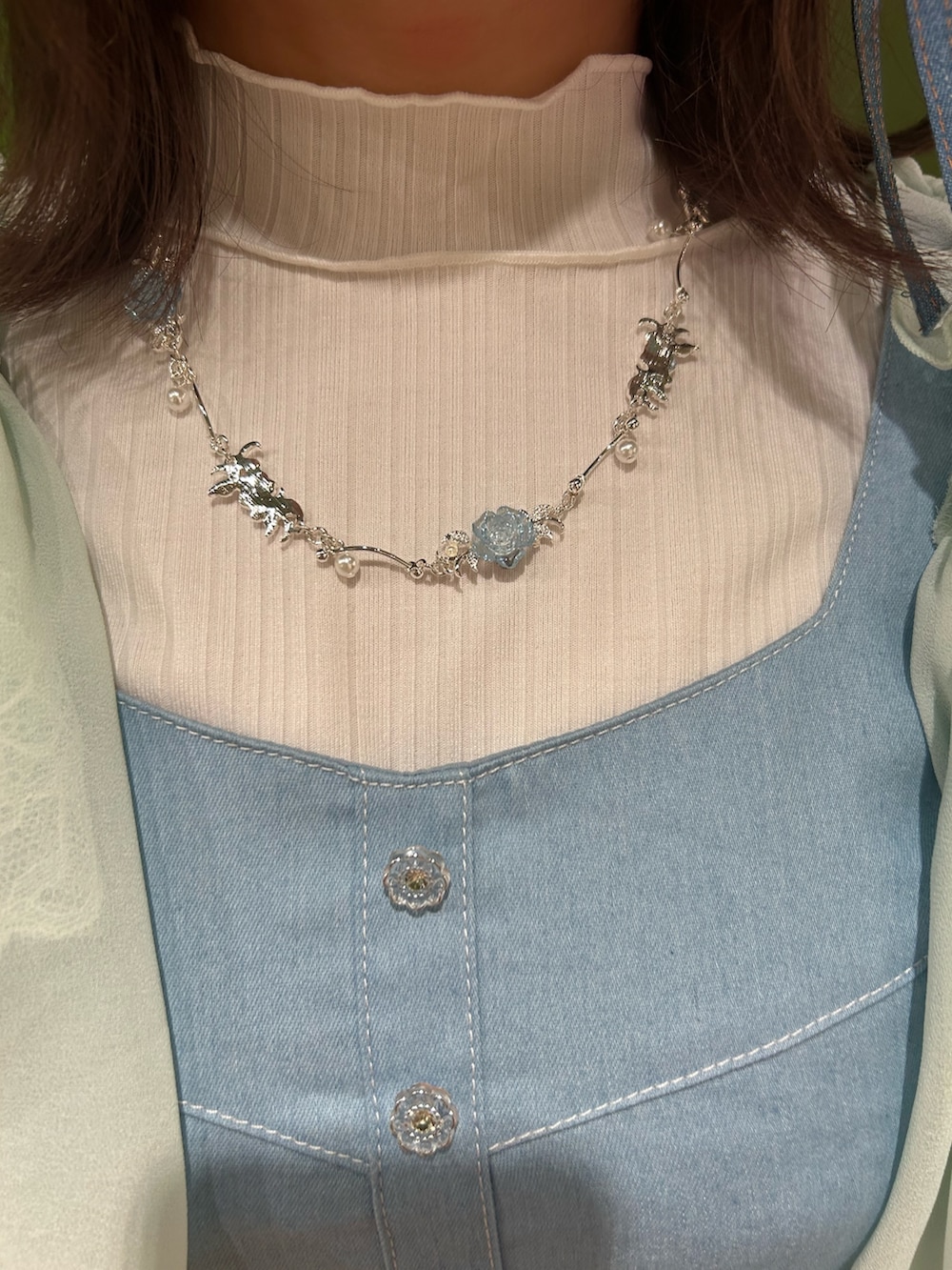 「axes femme、axes femme POETIQUE、おでかけコーデ、大人ガーリー、夏、低身長女子、おしゃれさんと繋がりたい、ブルーコーデ、ワンピース×デニム、シンプルコーデ、休日スタイル、デニム、シアートップス、お出かけコーデ、低身長コーデ」｜「axes femme POETIQUEのオフショルシフォンボレロ（カーディガン/ボレロ、グリーン系）」を使った、あんじゅさん（骨格ストレート・レディース・145cm）の春コーディネートの2枚目の写真
