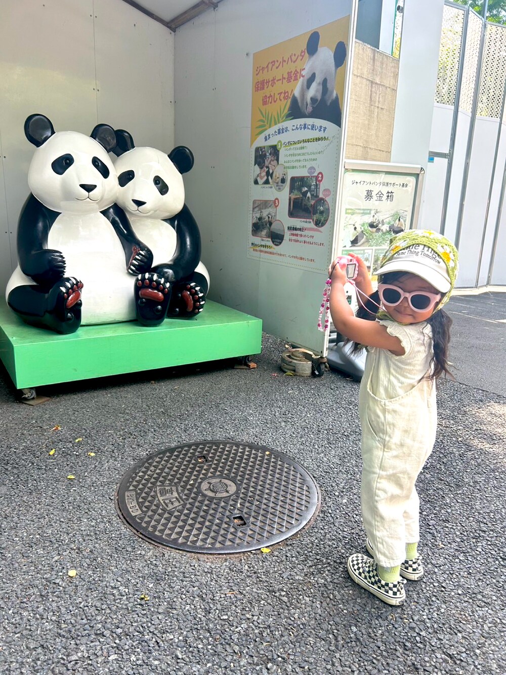 ブラック系のシューズ、ホワイト系のサロペット/オーバーオール、ホワイト系のTシャツ/カットソーを着用したレディースの春コーディネートの2枚目の写真