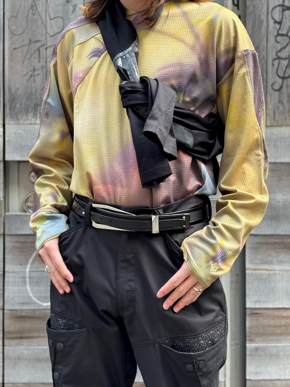 ブラック系のTシャツ/カットソー、ブラック系のその他パンツ、ブラック系のブーツを着用したメンズの春コーディネートの2枚目の写真