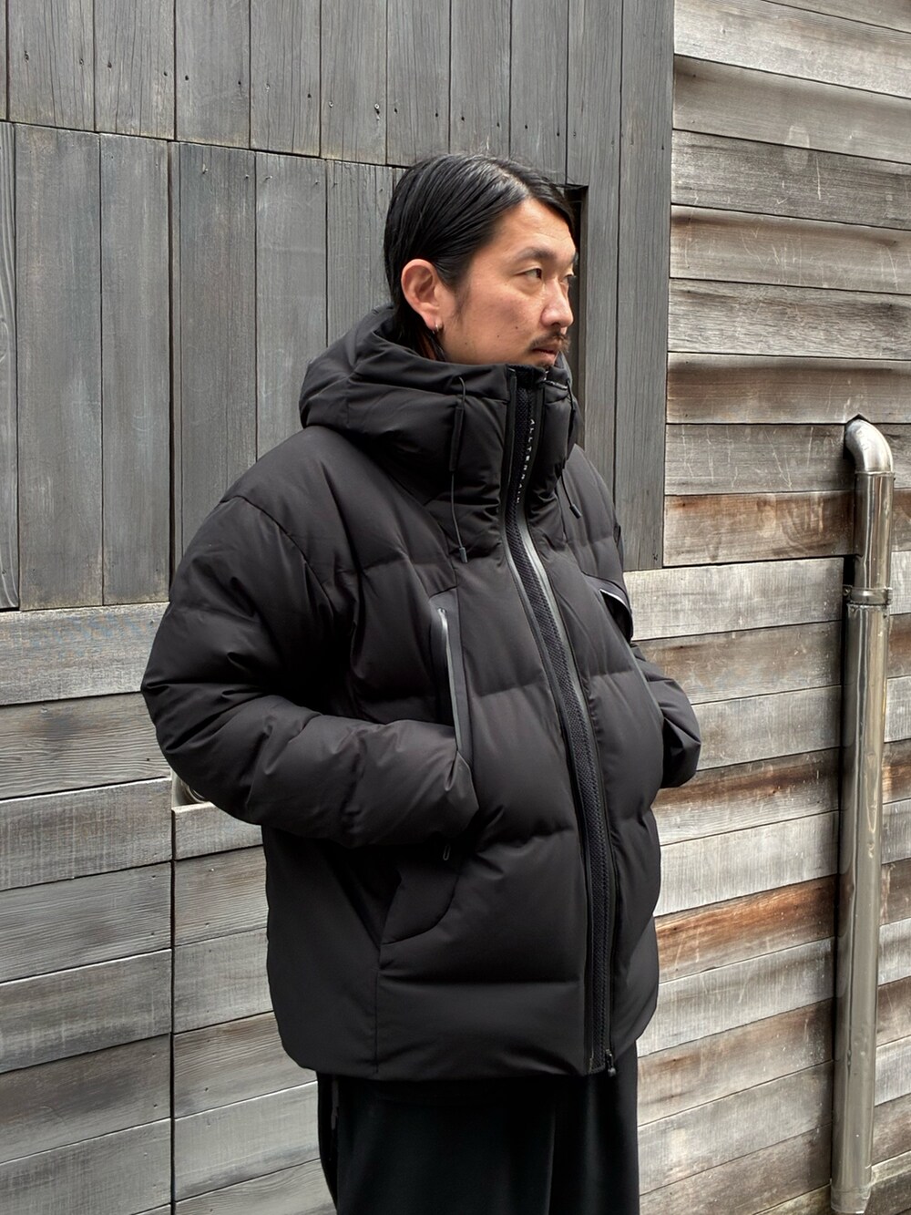 ブラック系のダウンジャケット/コートを着用したメンズの秋コーディネートの2枚目の写真