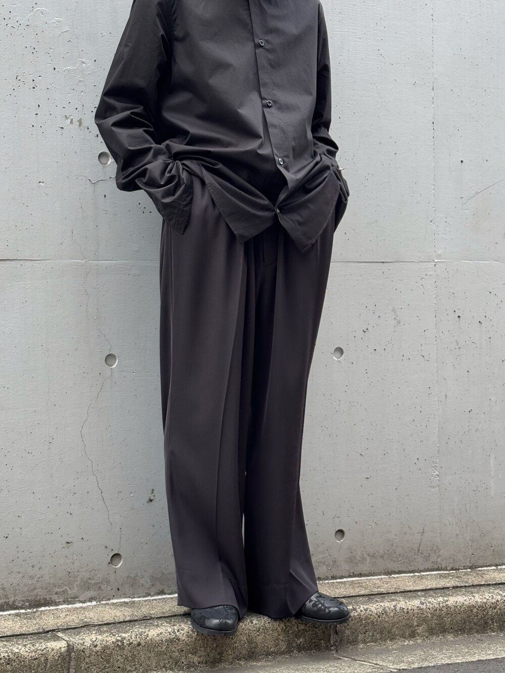 ブラック系のシャツ/ブラウス、ブラック系のスラックス、ブラック系のジャケット/アウターを着用したメンズの冬コーディネートの3枚目の写真