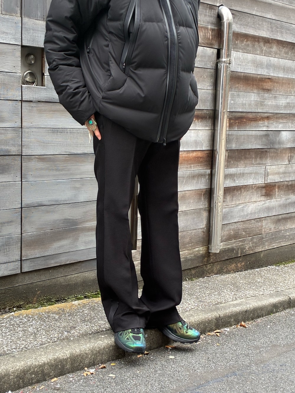 ブラック系のダウンジャケット/コート、ブラック系のスラックスを着用したメンズの秋コーディネートの2枚目の写真