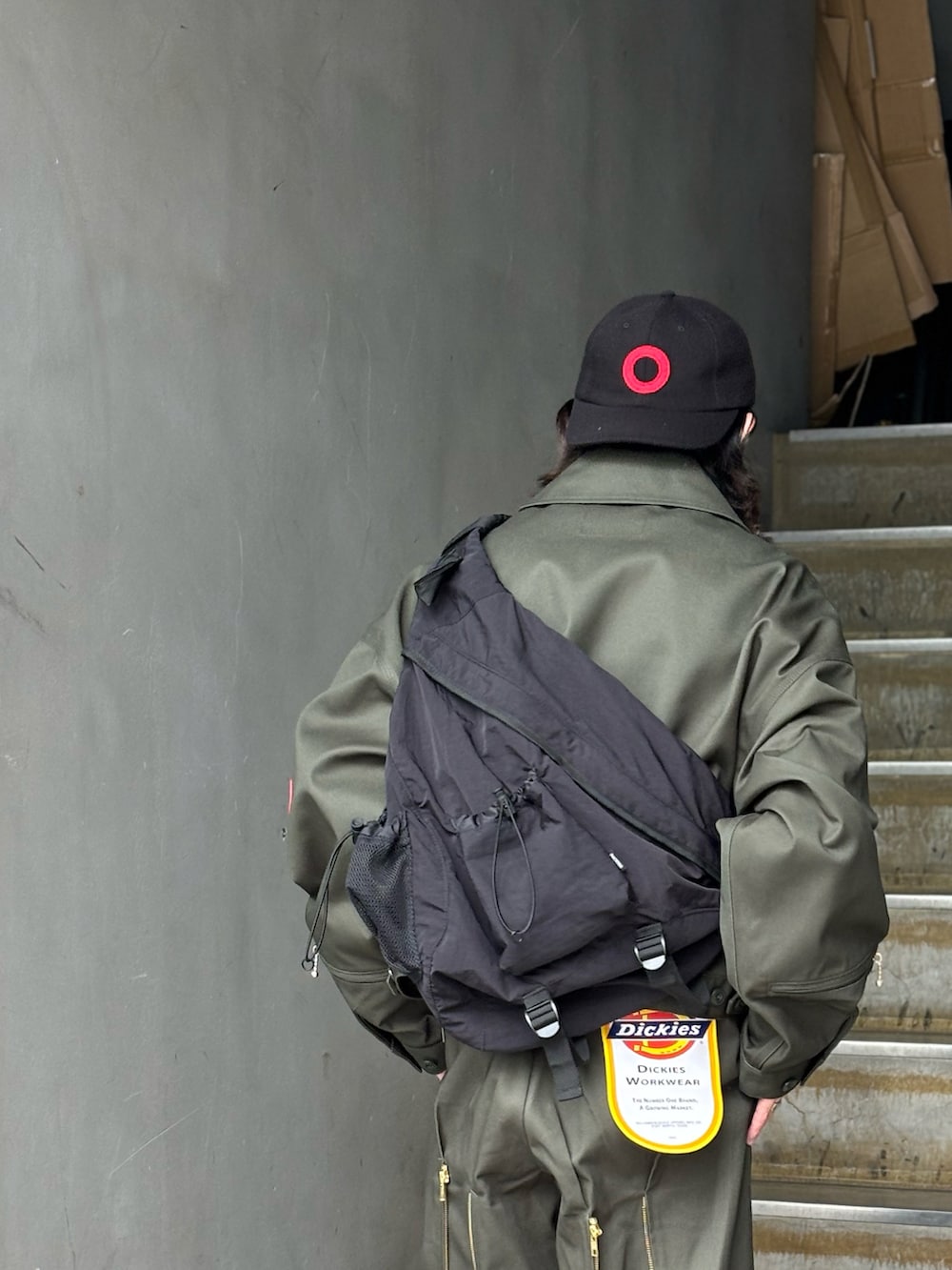 ブラック系のショルダーバッグ、グリーン系のその他アウター、グリーン系のその他パンツを着用したメンズの秋コーディネートの2枚目の写真