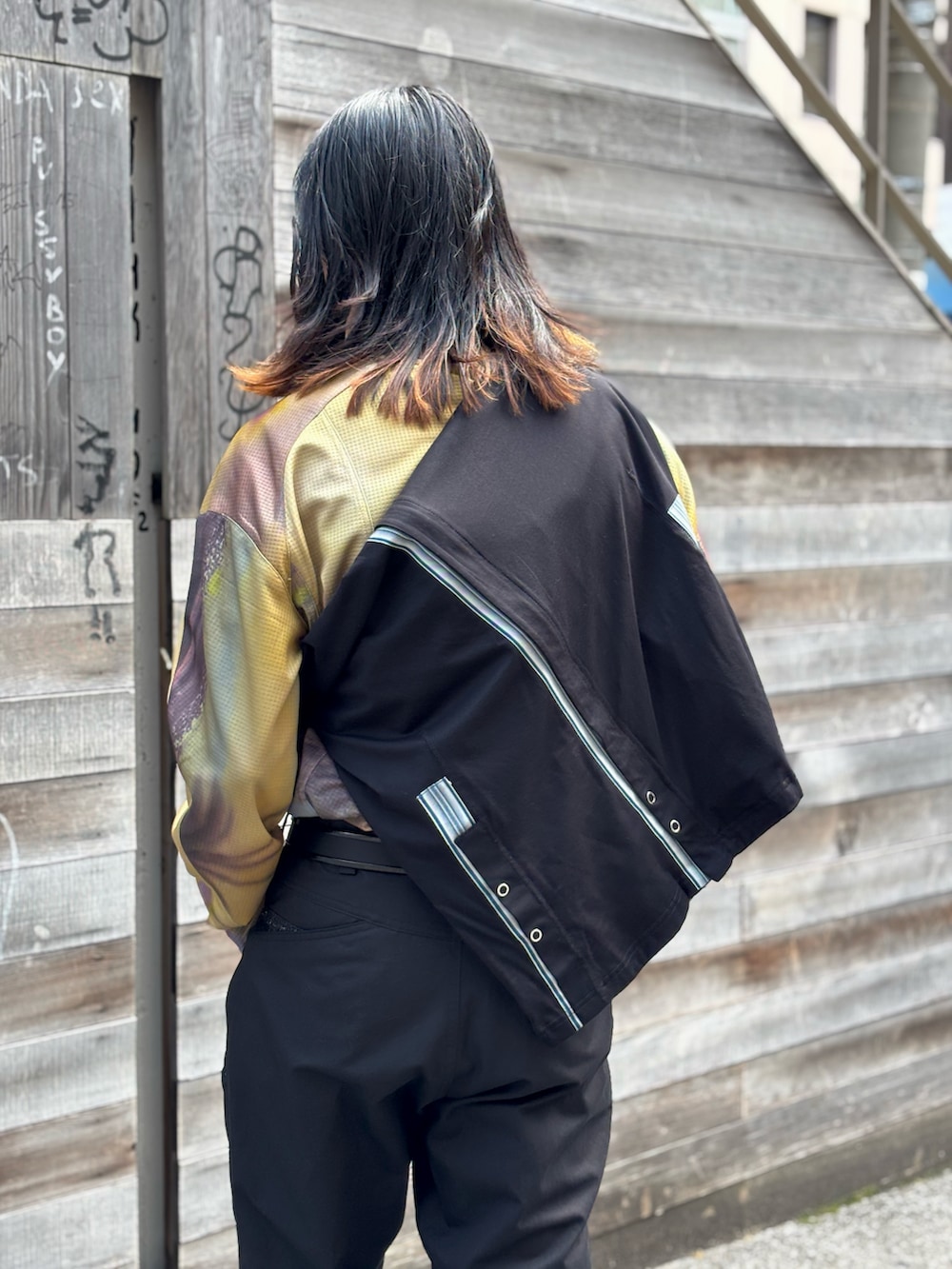 ブラック系のTシャツ/カットソー、ブラック系のその他パンツ、ブラック系のブーツを着用したメンズの春コーディネートの3枚目の写真