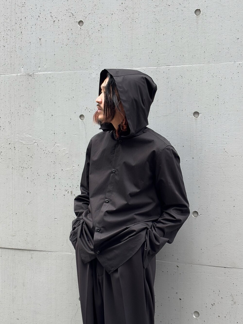 ブラック系のシャツ/ブラウス、ブラック系のスラックス、ブラック系のジャケット/アウターを着用したメンズの冬コーディネートの2枚目の写真