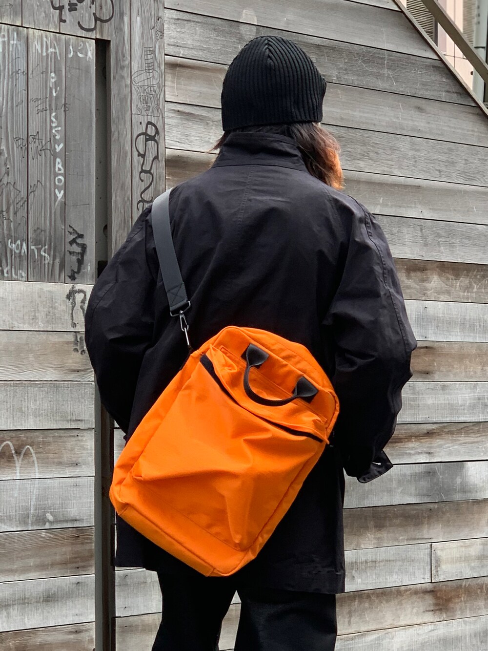 ブラック系のジャケット/アウター、ブラック系のデニムパンツ、ブラック系のスニーカーを着用したメンズの冬コーディネートの2枚目の写真