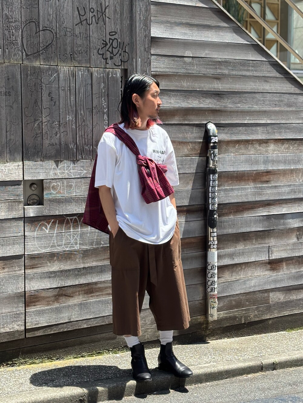 ホワイト系のTシャツ/カットソー、ブラウン系のチノパンツを着用したメンズの夏コーディネートの2枚目の写真