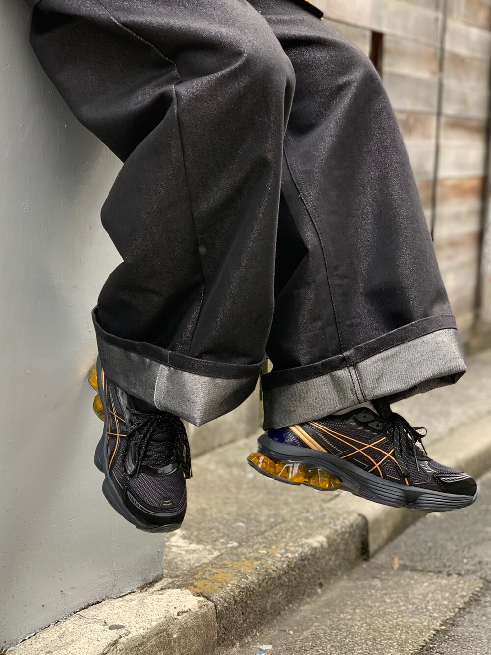 ブラック系のジャケット/アウター、ブラック系のデニムパンツ、ブラック系のスニーカーを着用したメンズの冬コーディネートの3枚目の写真