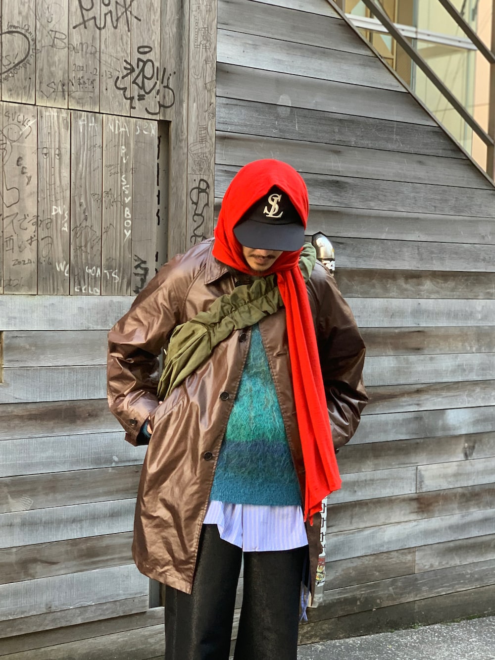 ブラック系のデニムパンツ、ブルー系のシャツ/ブラウス、ブラウン系のジャケット/アウターを着用したメンズの冬コーディネートの2枚目の写真