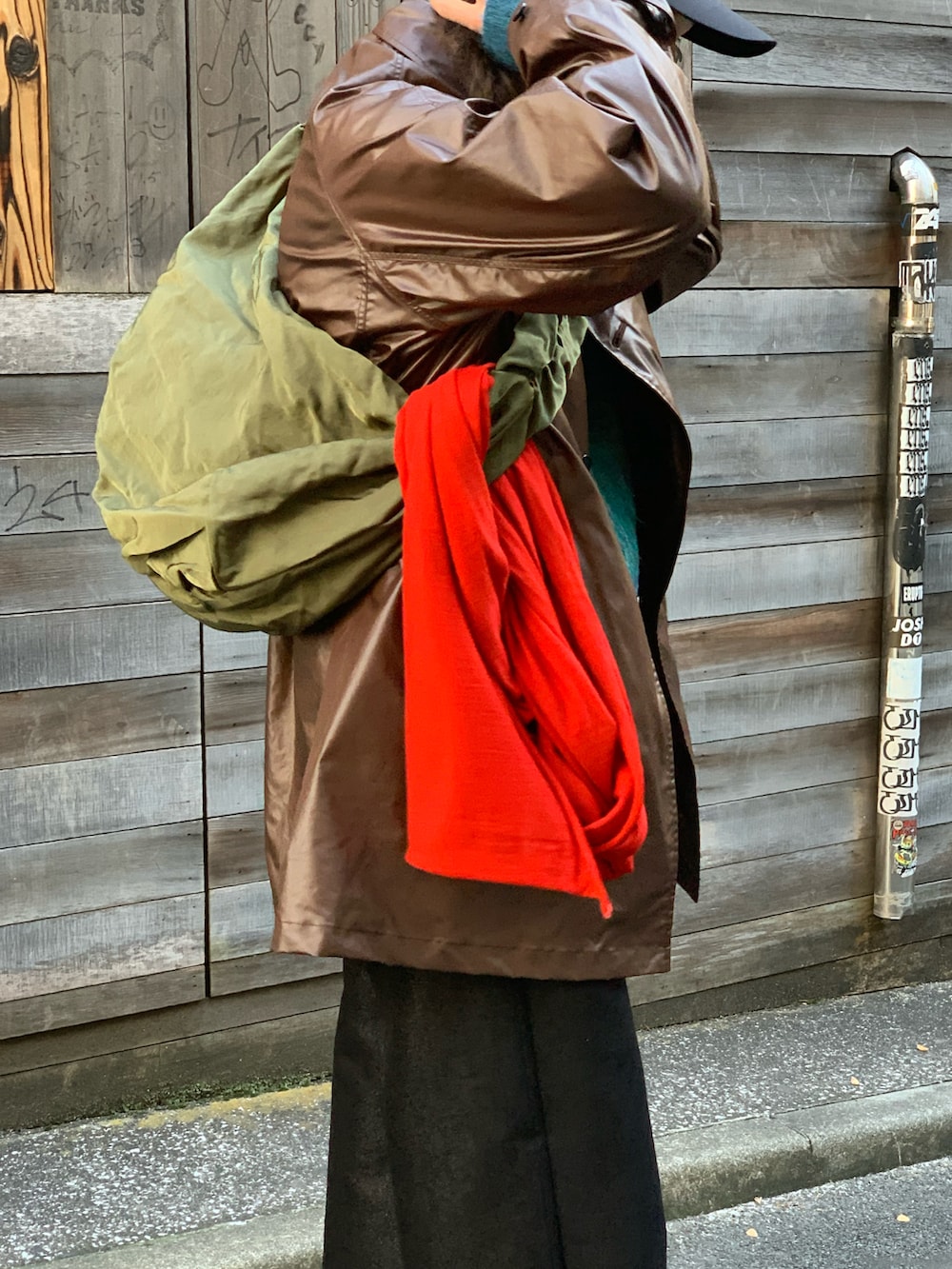 ブラック系のデニムパンツ、ブルー系のシャツ/ブラウス、ブラウン系のジャケット/アウターを着用したメンズの冬コーディネートの3枚目の写真