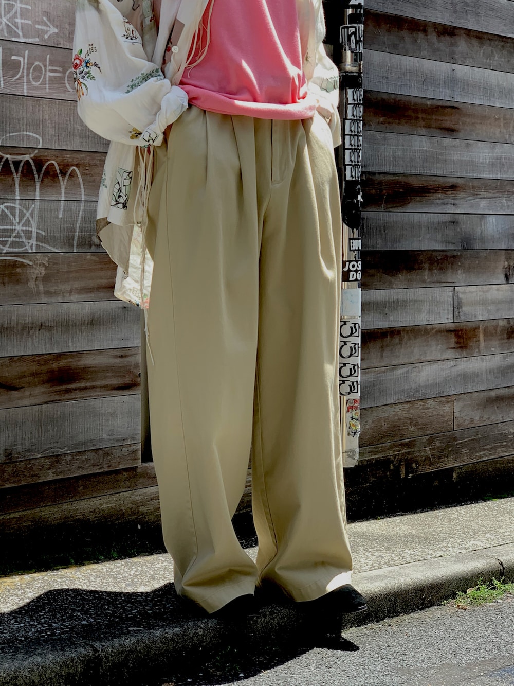 ホワイト系のシャツ/ブラウス、ベージュ系のチノパンツを着用したメンズの春コーディネートの2枚目の写真