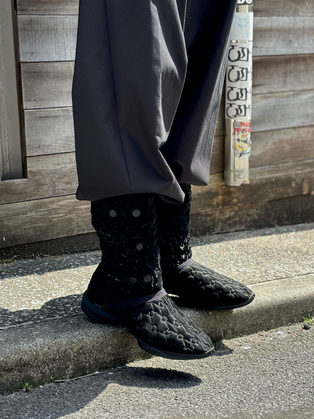 ブラック系のジャケット/アウター、ブラック系のトップス、ブラック系のその他パンツを着用したメンズの春コーディネートの3枚目の写真