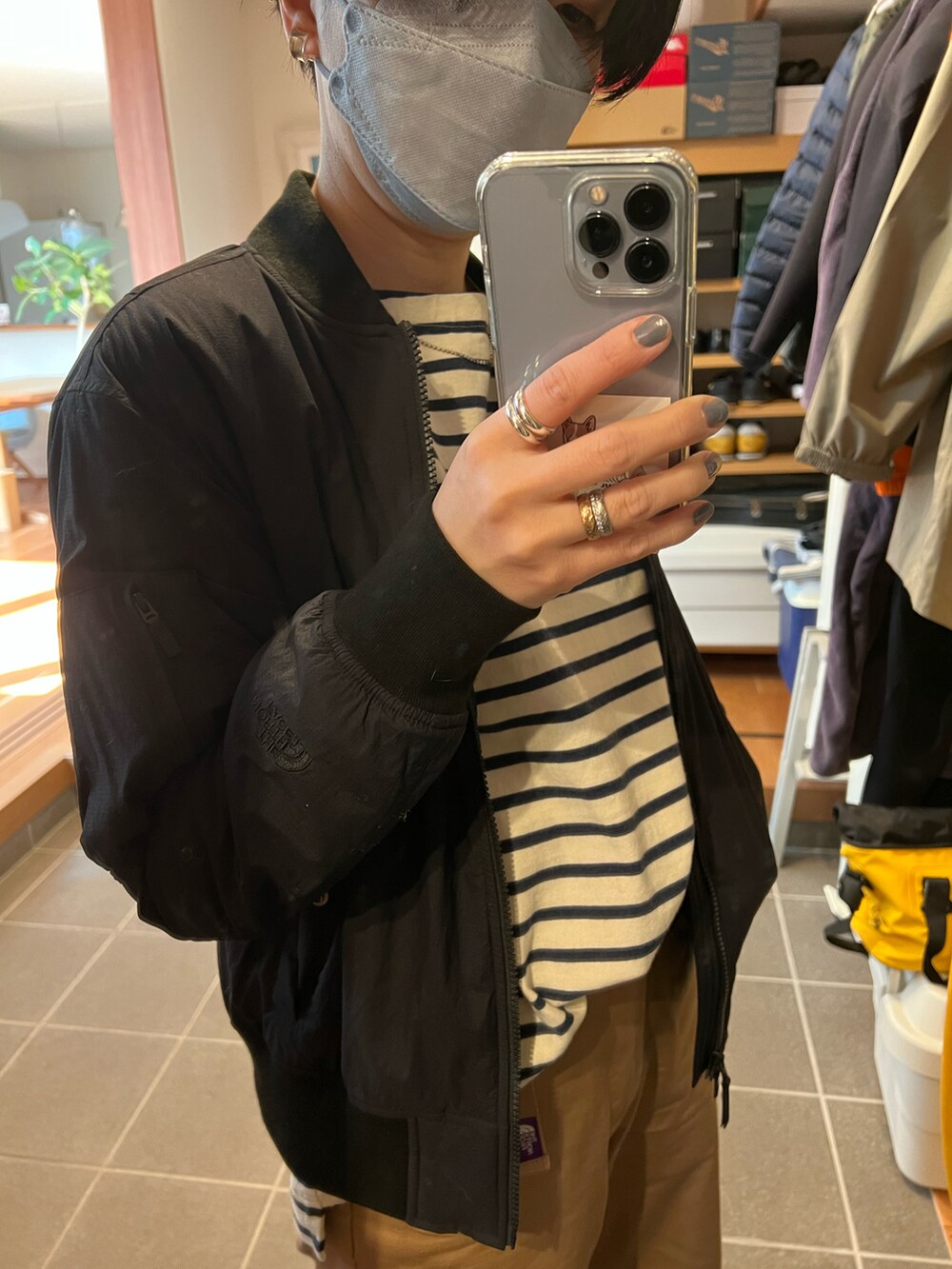 ベージュ系のパンツ、ブラック系のMA-1を着用したレディースの春コーディネートの2枚目の写真