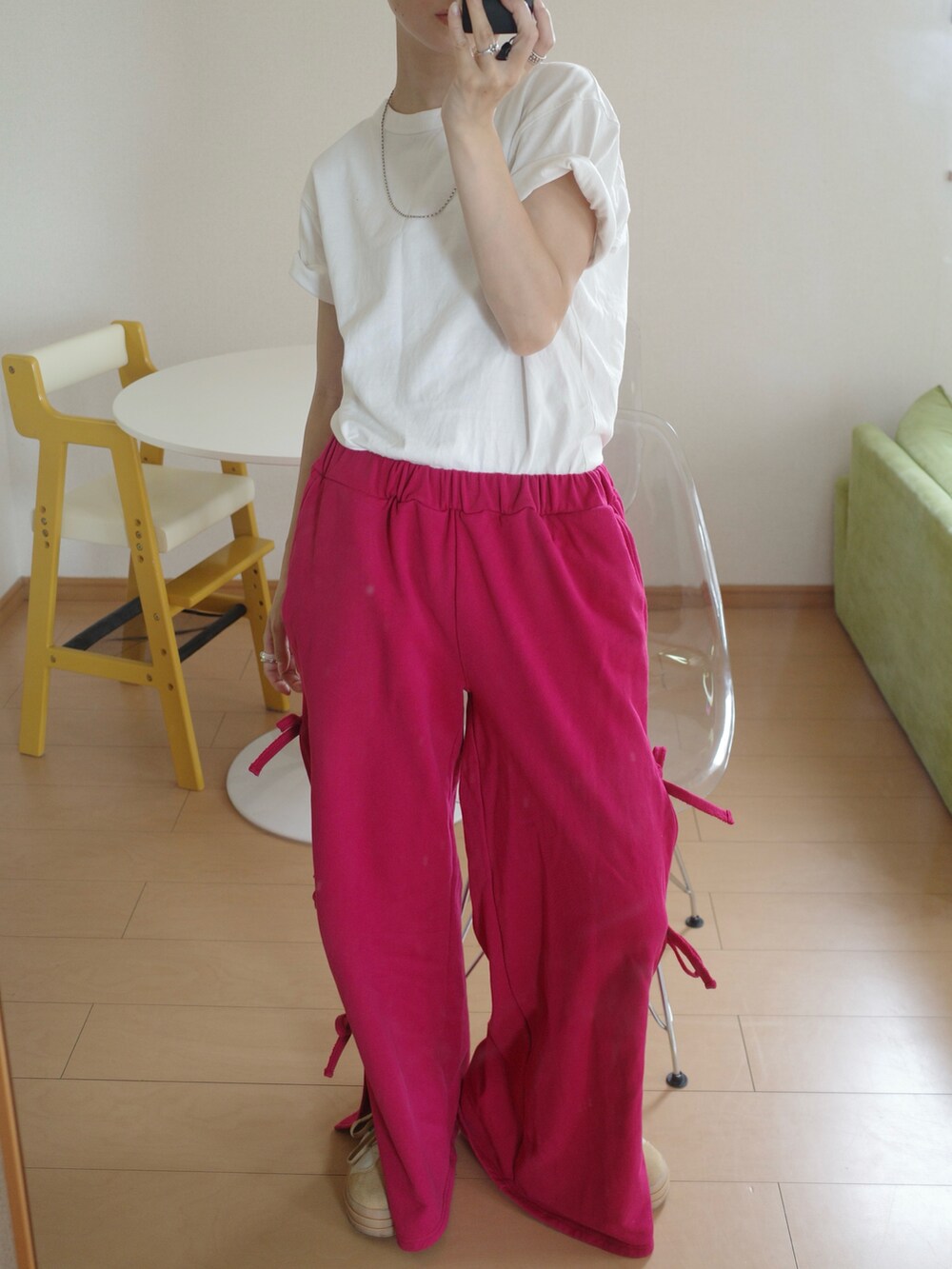 ピンク系のスウェットパンツを着用したレディースの夏コーディネートの2枚目の写真