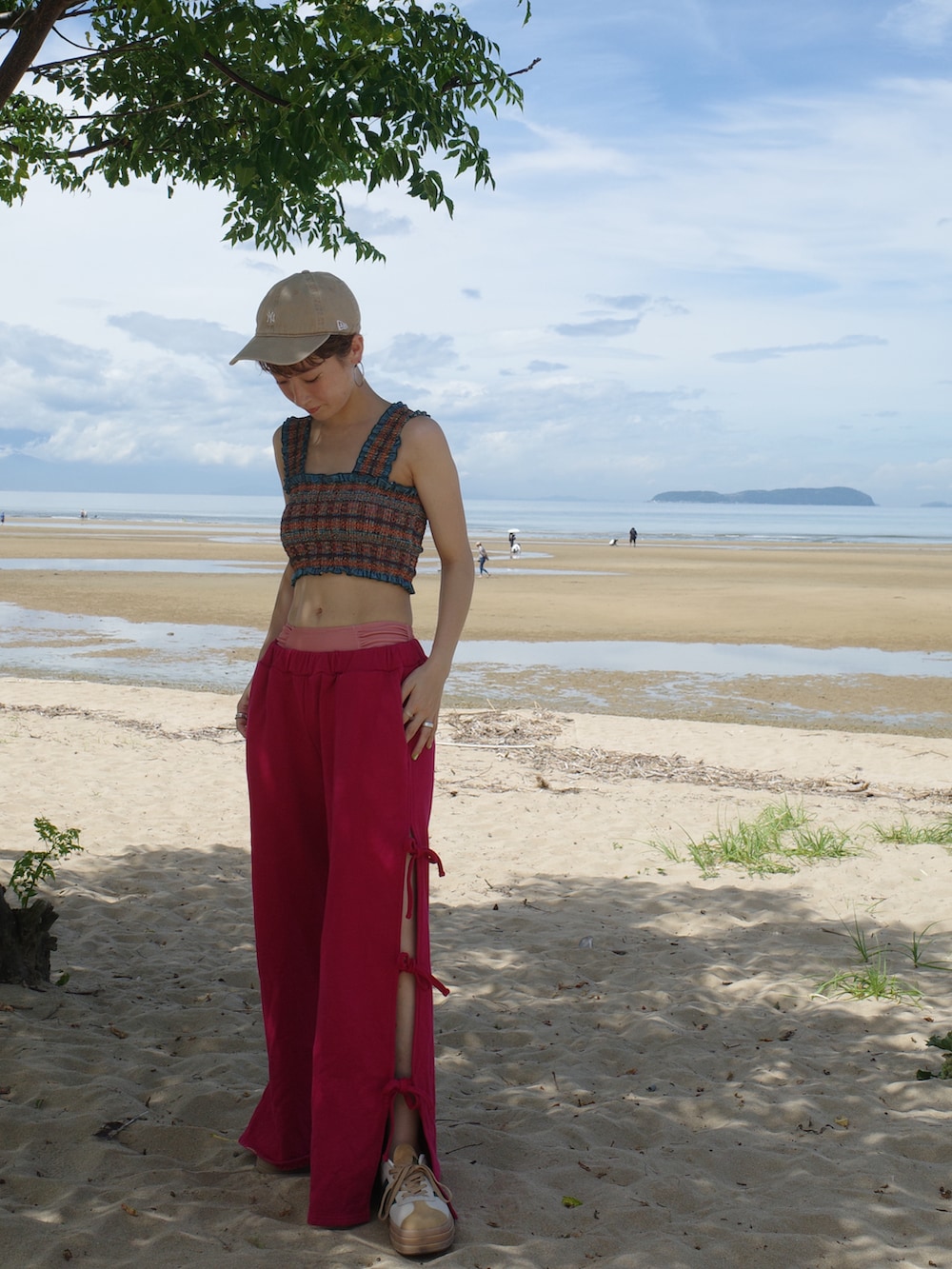 ピンク系のスウェットパンツを着用したレディースの夏コーディネートの3枚目の写真