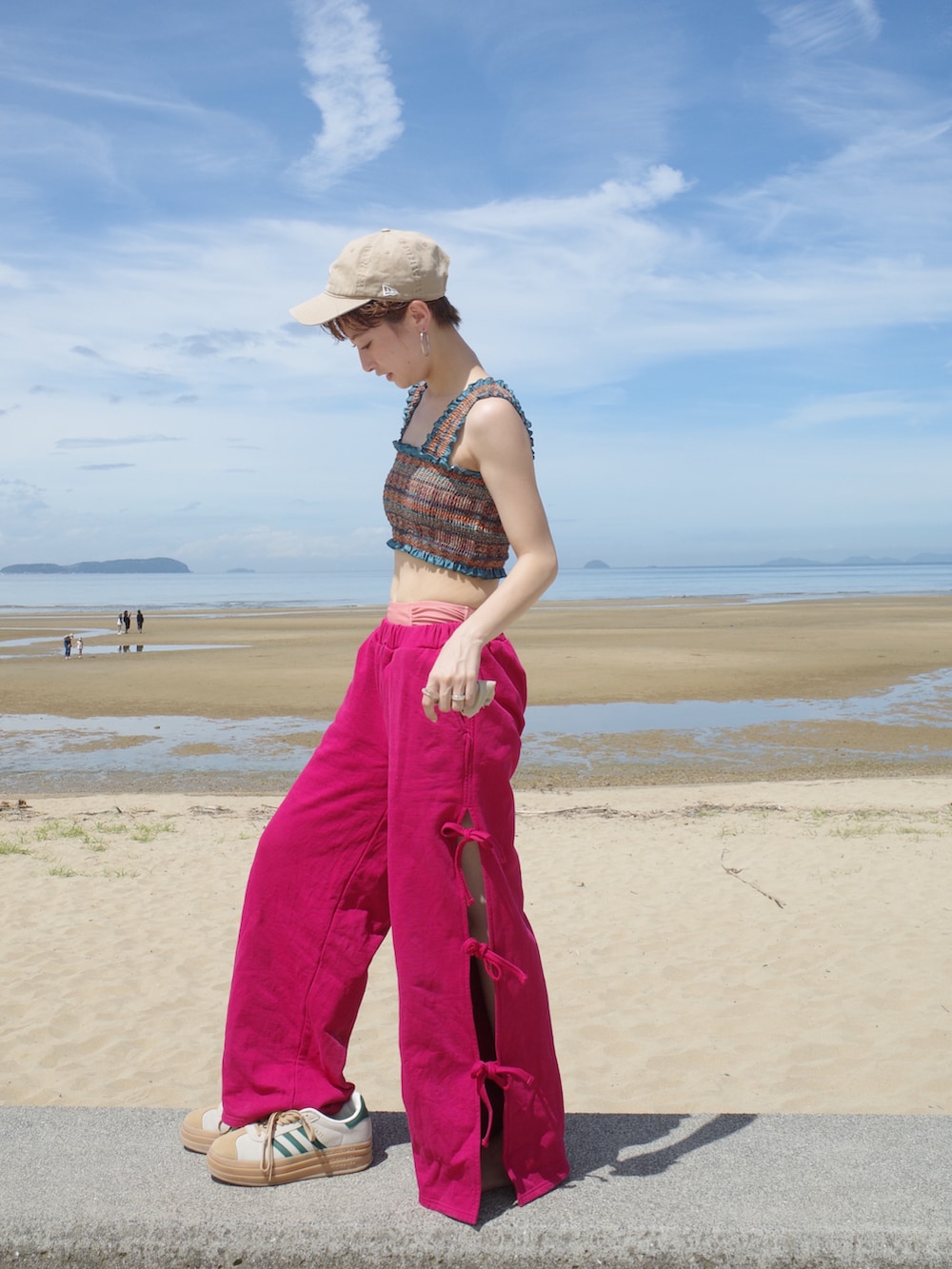 ピンク系のスウェットパンツを着用したレディースの夏コーディネートの2枚目の写真