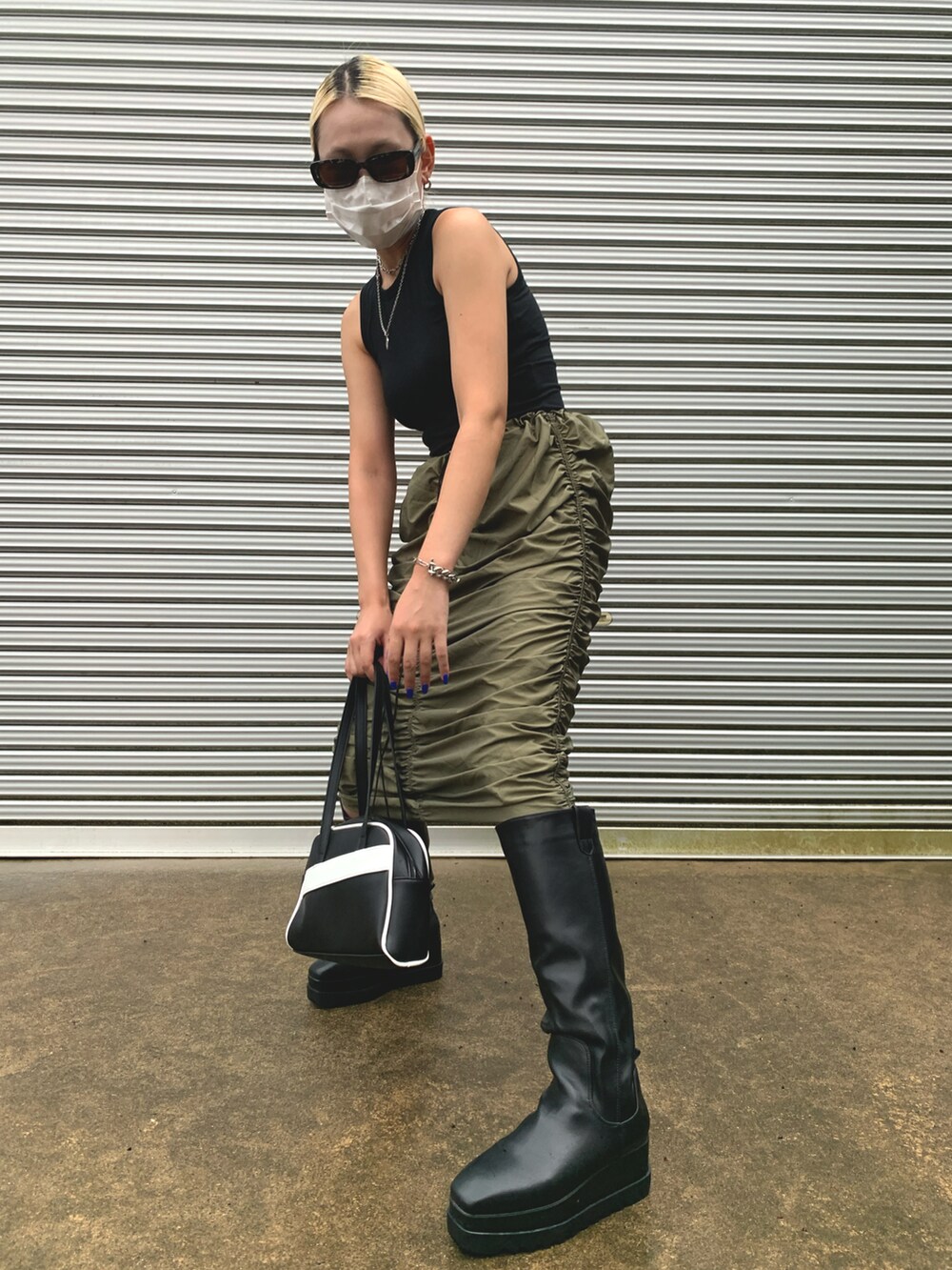 「夏、休日スタイル、スカートスタイル、ブーツスタイル、肌見せ、ショート丈トップス、shein、韓国ファッション、韓国好きな人と繋がりたい、シャーリング、ハンドバッグ、ブラックコーデ」｜「sheinのアイテム（スカート、グリーン系）」を使った、YUKIさん（レディース・159cm）の夏コーディネートの4枚目の写真