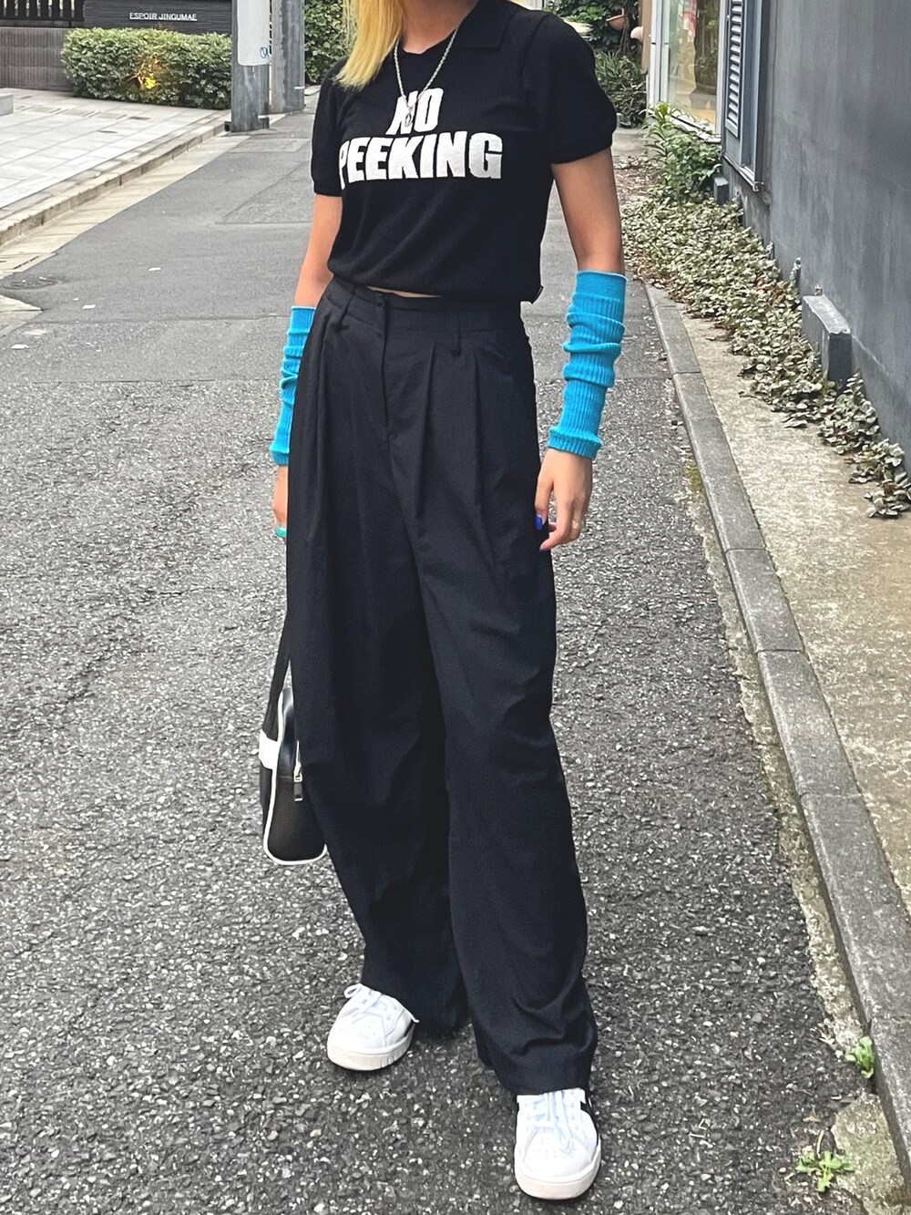 「夏、休日スタイル、パンツスタイル、モノトーンコーデ、ショート丈トップス、肌見せ、メガネ女子、shein、スニーカーコーデ、アームカバー、韓国ファッション、韓国好きな人と繋がりたい、古着好きな人と繋がりたい、原宿、ストリートコーデ」｜「SCULPTORのアイテム（ニット/セーター、ブラック系）」を使った、YUKIさん（レディース・159cm）の夏コーディネートの2枚目の写真