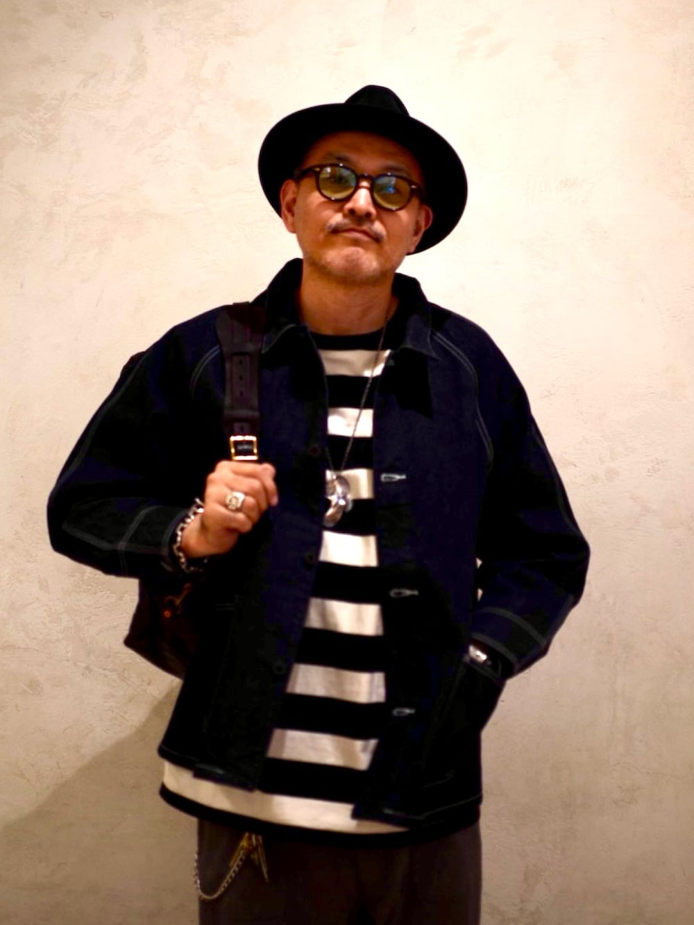 ブラック系のバックパック/リュック、ブラック系のその他パンツ、ブラック系のTシャツ/カットソーを着用したメンズの春コーディネートの3枚目の写真