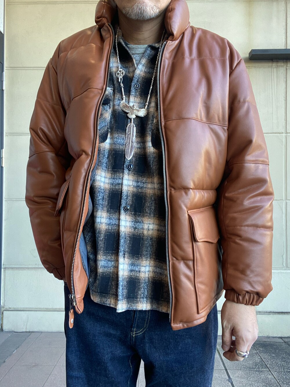 「冬のコーデ、冬、チェックシャツ、デニム、デニムパンツ、レザー、ダウンジャケット、ブーツ、キャップ、メガネ男子、SCHOTT、オトナカジュアル、シンプルスタイル、アメカジ、redman」｜「schottのSchott/ショット/LETHER CLASSIC DOWN JACKET/レザー クラシック ダウン ジャケット（ダウンジャケット/コート、ブラウン系）」を使った、matsuuraさん（メンズ・189cm）の冬コーディネートの3枚目の写真