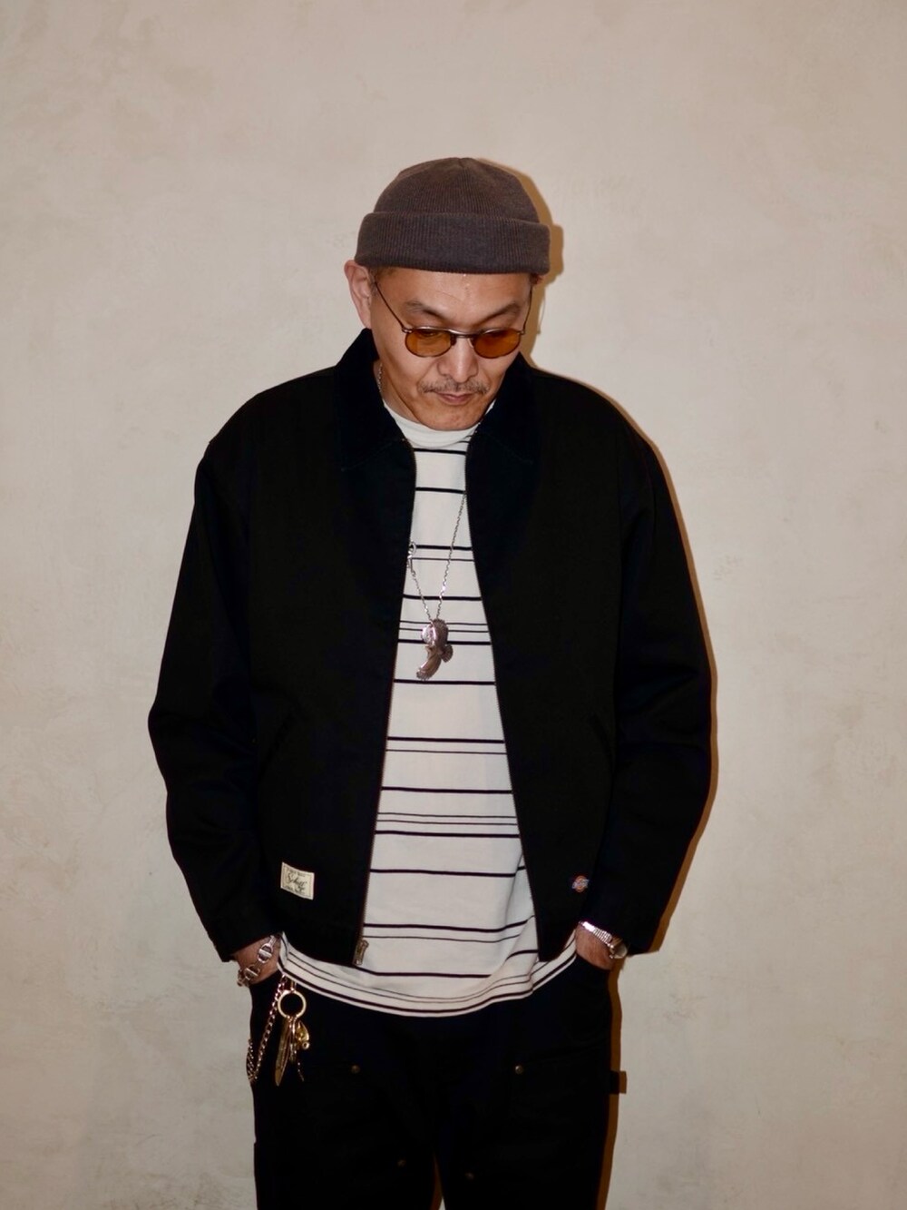 ベージュ系のTシャツ/カットソー、ブルー系のその他パンツ、ブルー系のブルゾンを着用したメンズの冬コーディネートの4枚目の写真