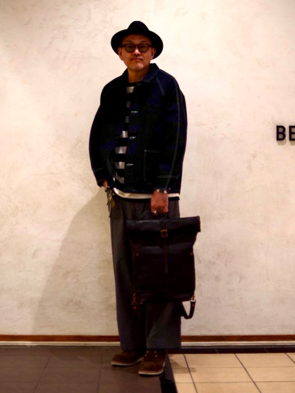 ブラック系のバックパック/リュック、ブラック系のその他パンツ、ブラック系のTシャツ/カットソーを着用したメンズの春コーディネートの2枚目の写真